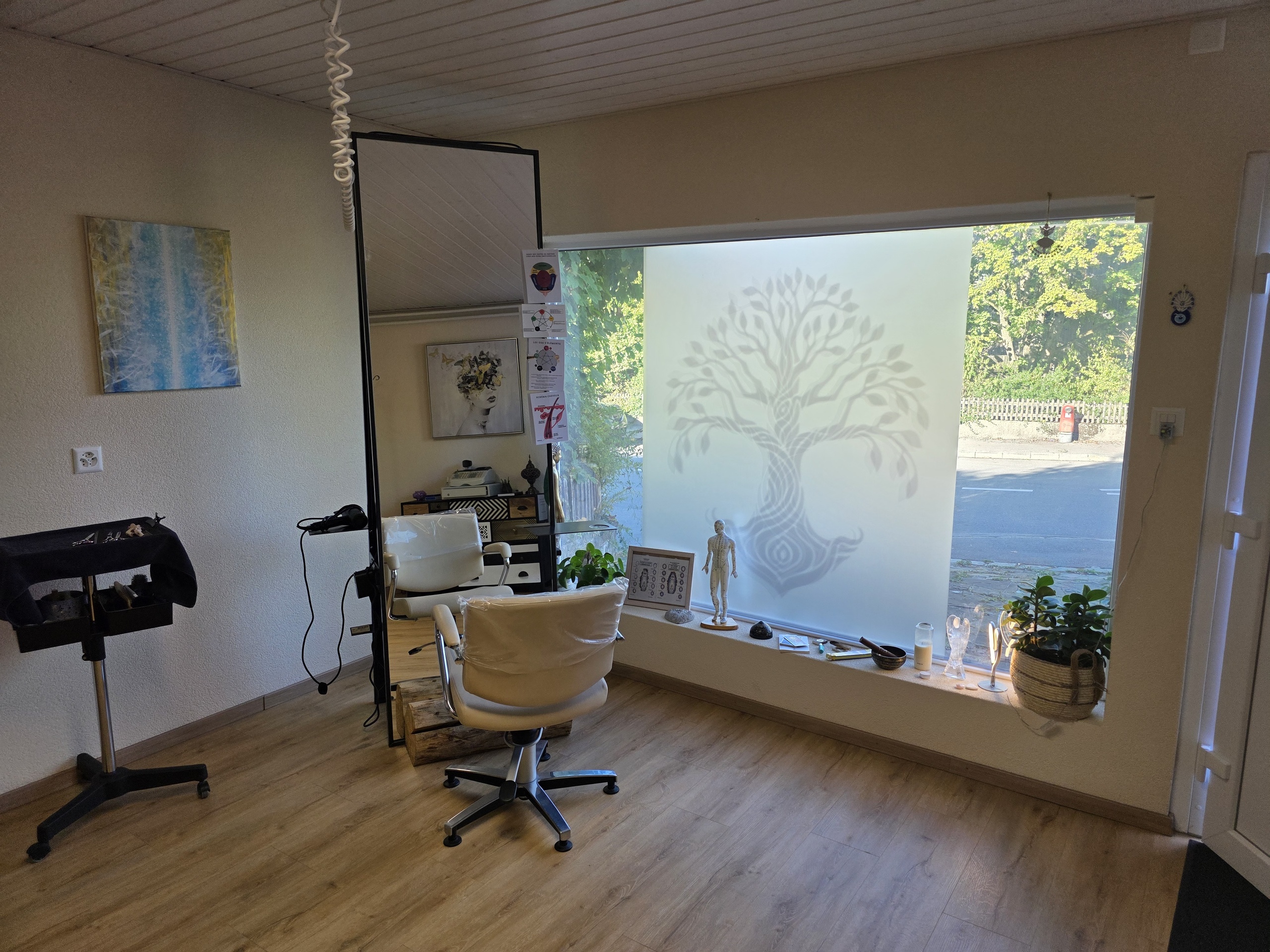 une pièce avec un bureau, une chaise et une grande fenêtre une pièce avec un bureau, une chaise et une grande fenêtre