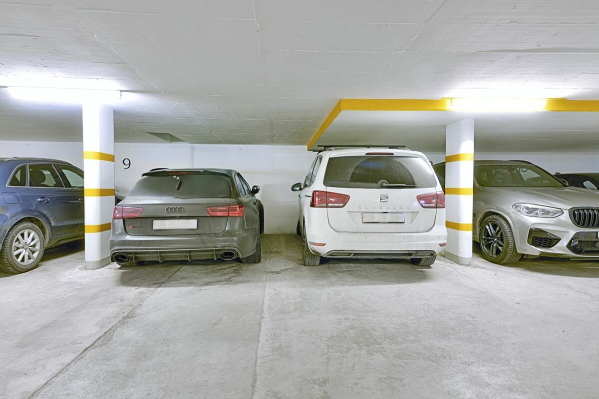 In der Tiefgarage stehen 2 Parkplätze zur Verfügung - im Preis inbegriffen
