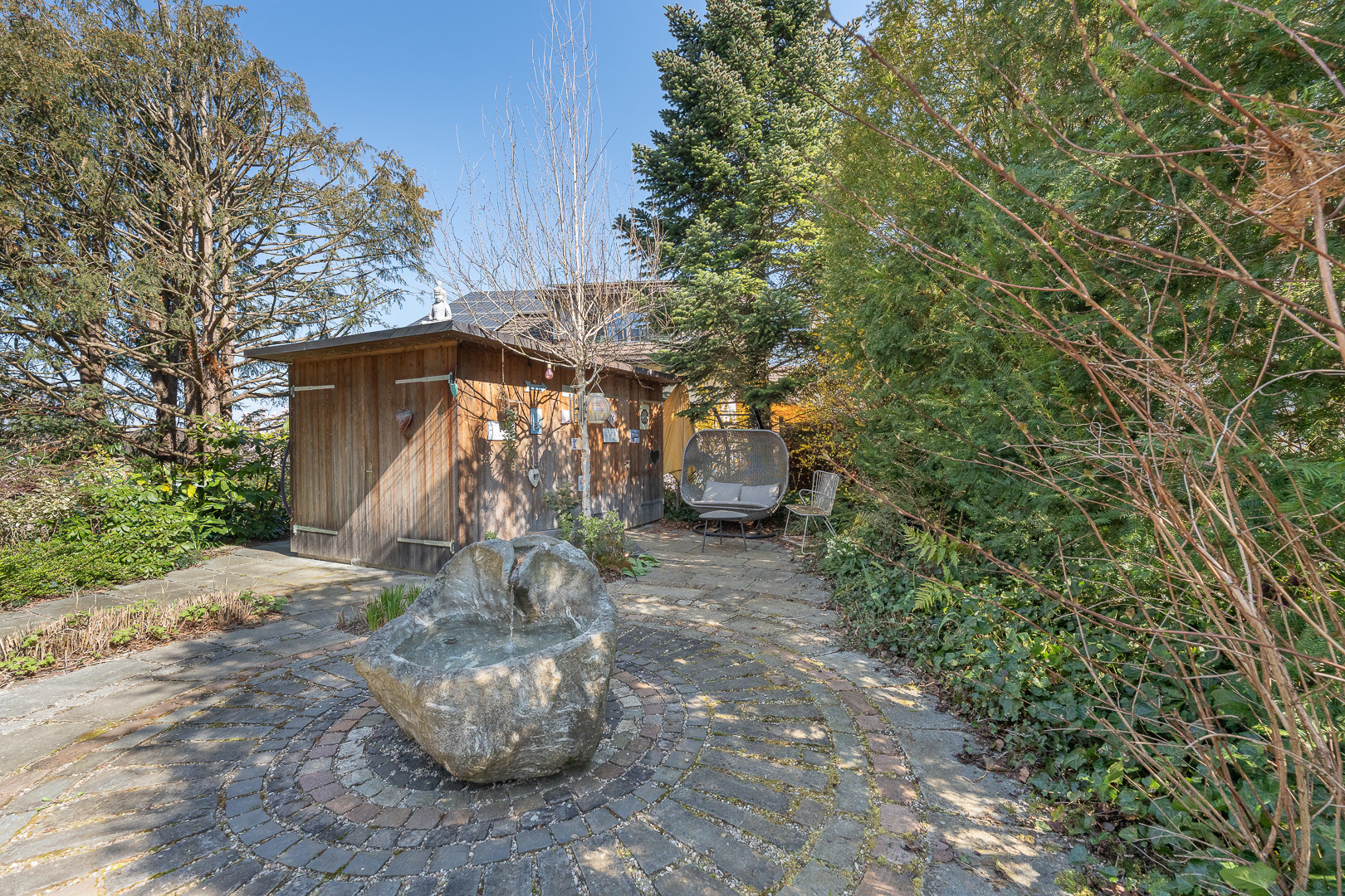 Gartensitzplatz mit Sauna