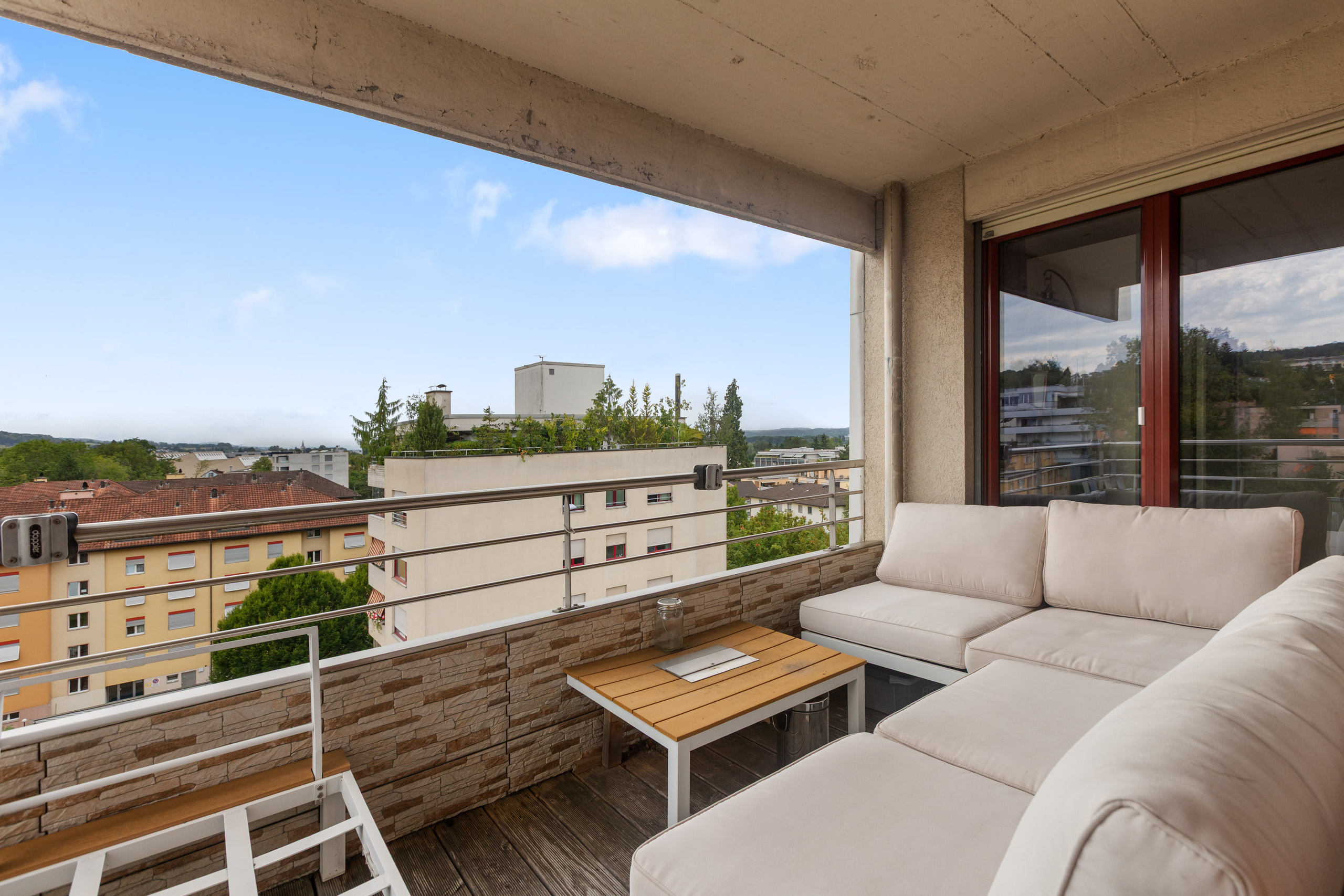 Einladender Balkon für entspannte Stunden mit Weitblick. Einladender Balkon für entspannte Stunden mit Weitblick.