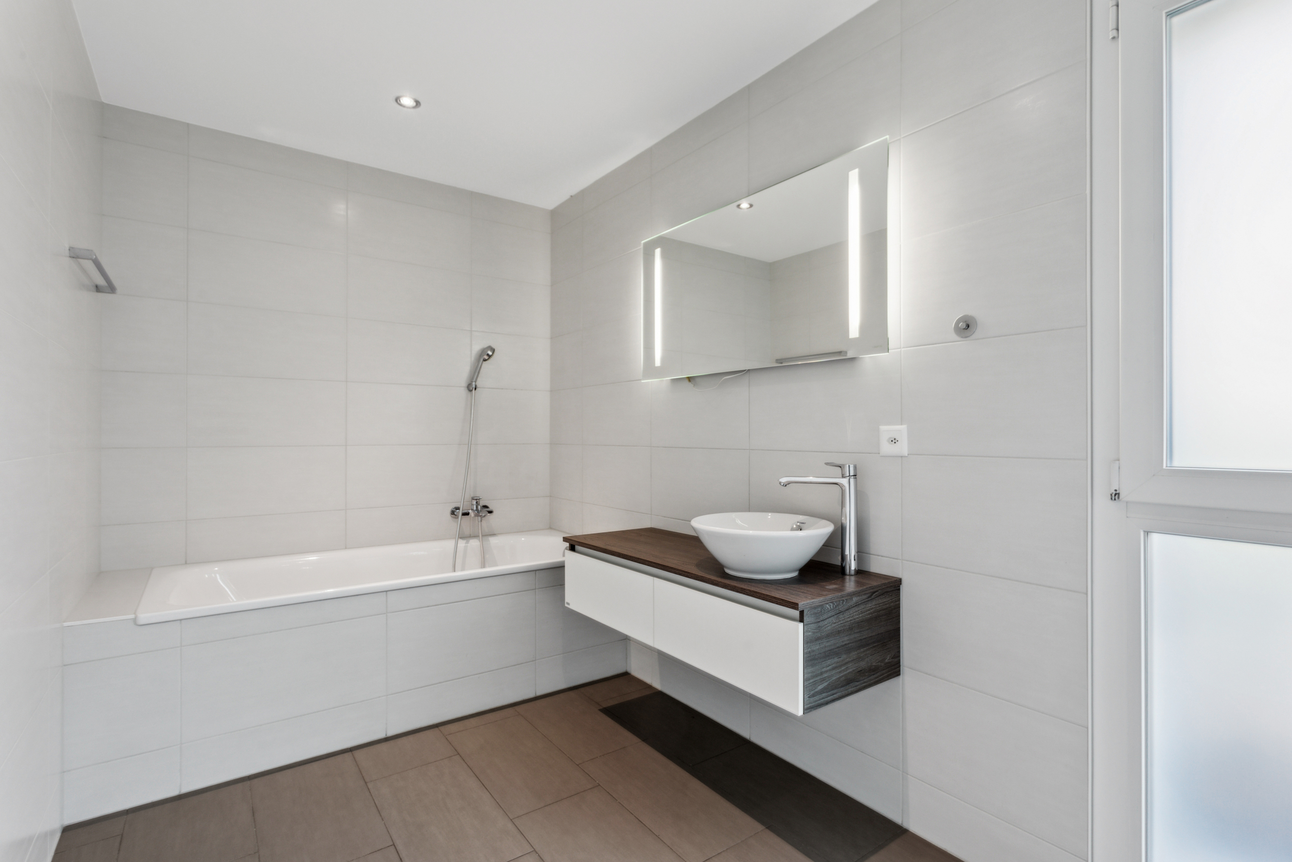 Badezimmer und Dusche Badezimmer und Dusche