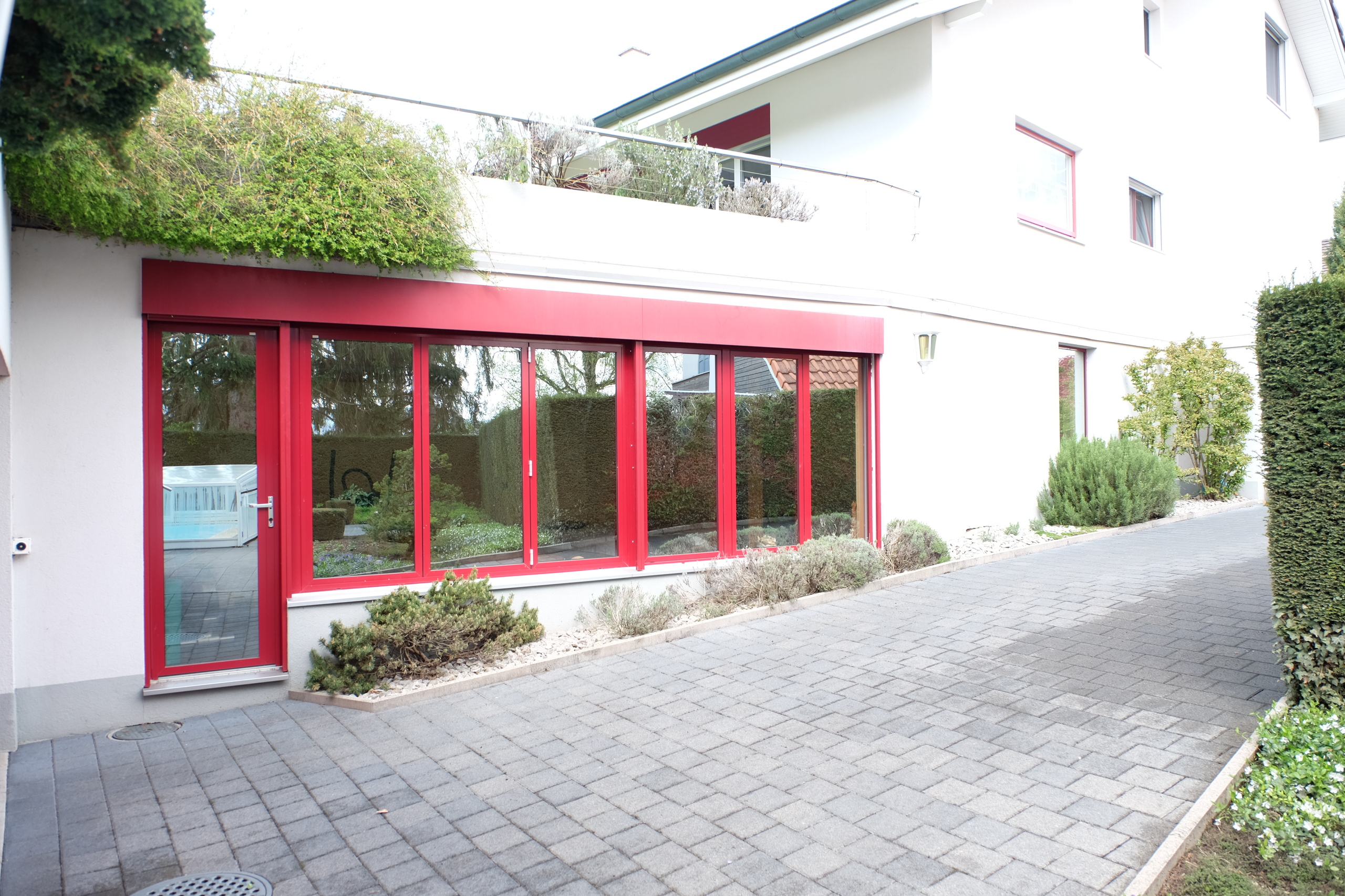 Verspiegelte Fenster des Wellnessbereichs Verspiegelte Fenster des Wellnessbereichs