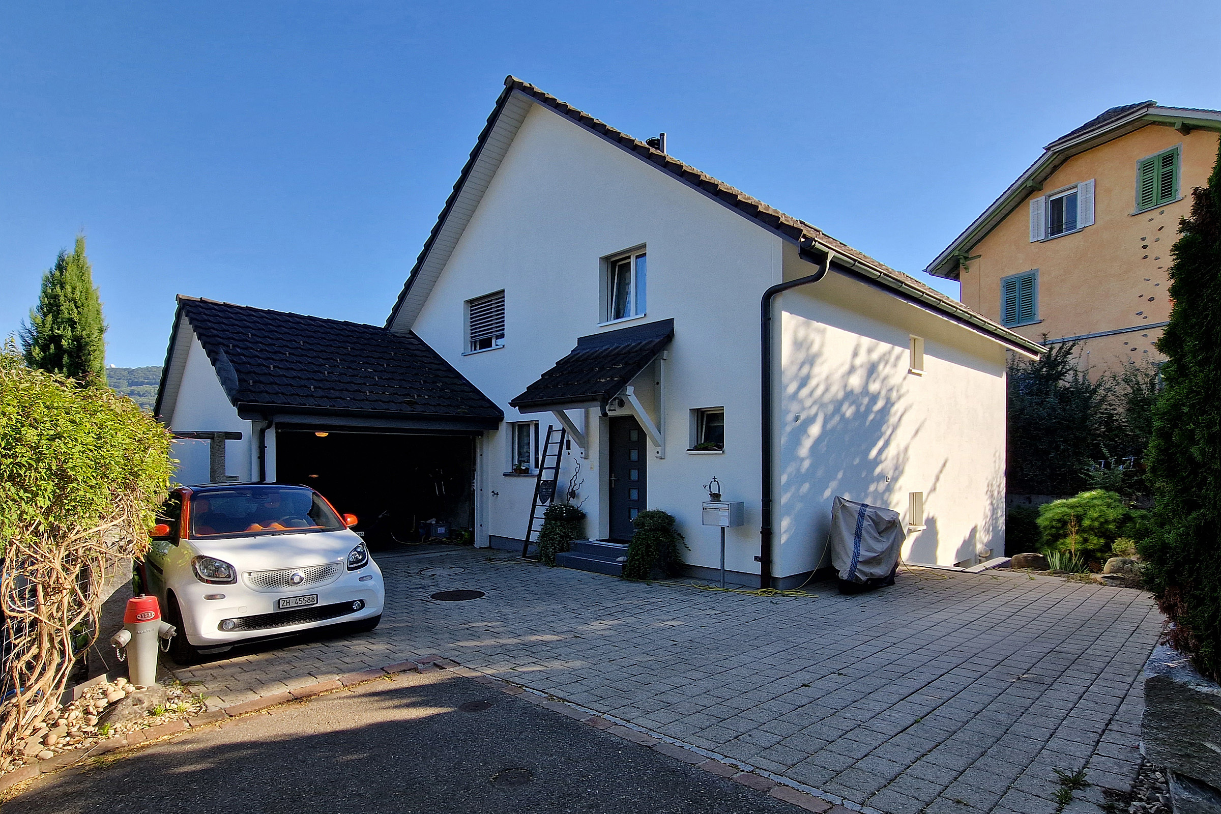 Zufahrt zum Haus mit Vorplatz