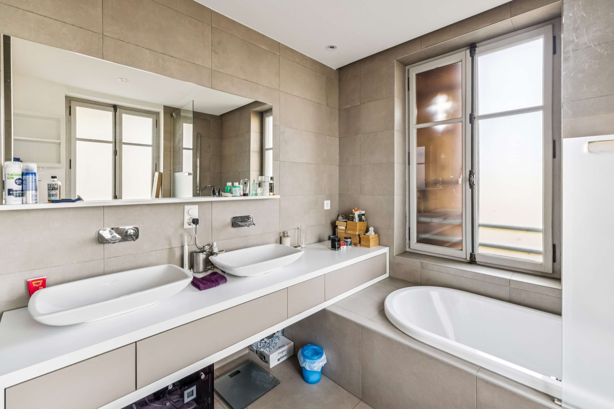 La salle d'eau de la suite parentale, avec sa baignoire et sa douche