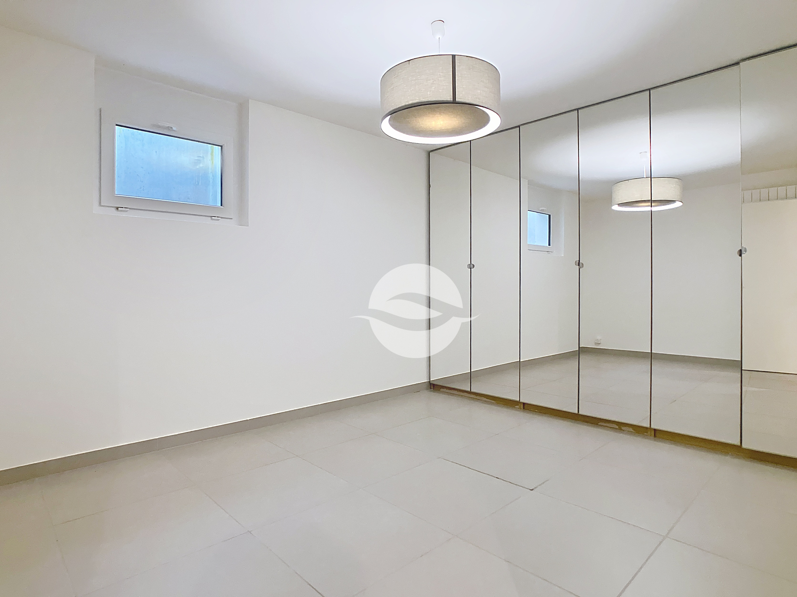 Sous-Sol : Pièce polyvalente avec armoires