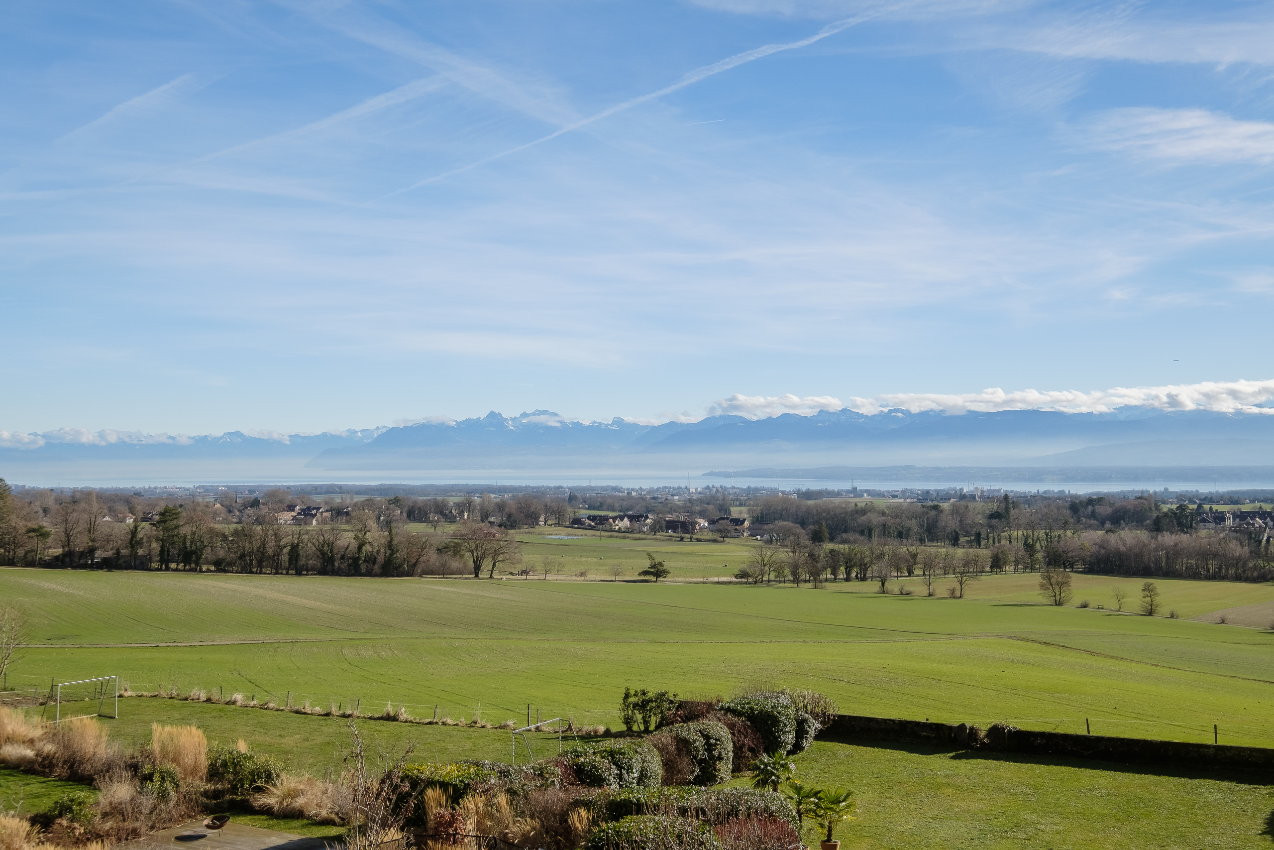 Vue dégagée sur le lac et les Alpes