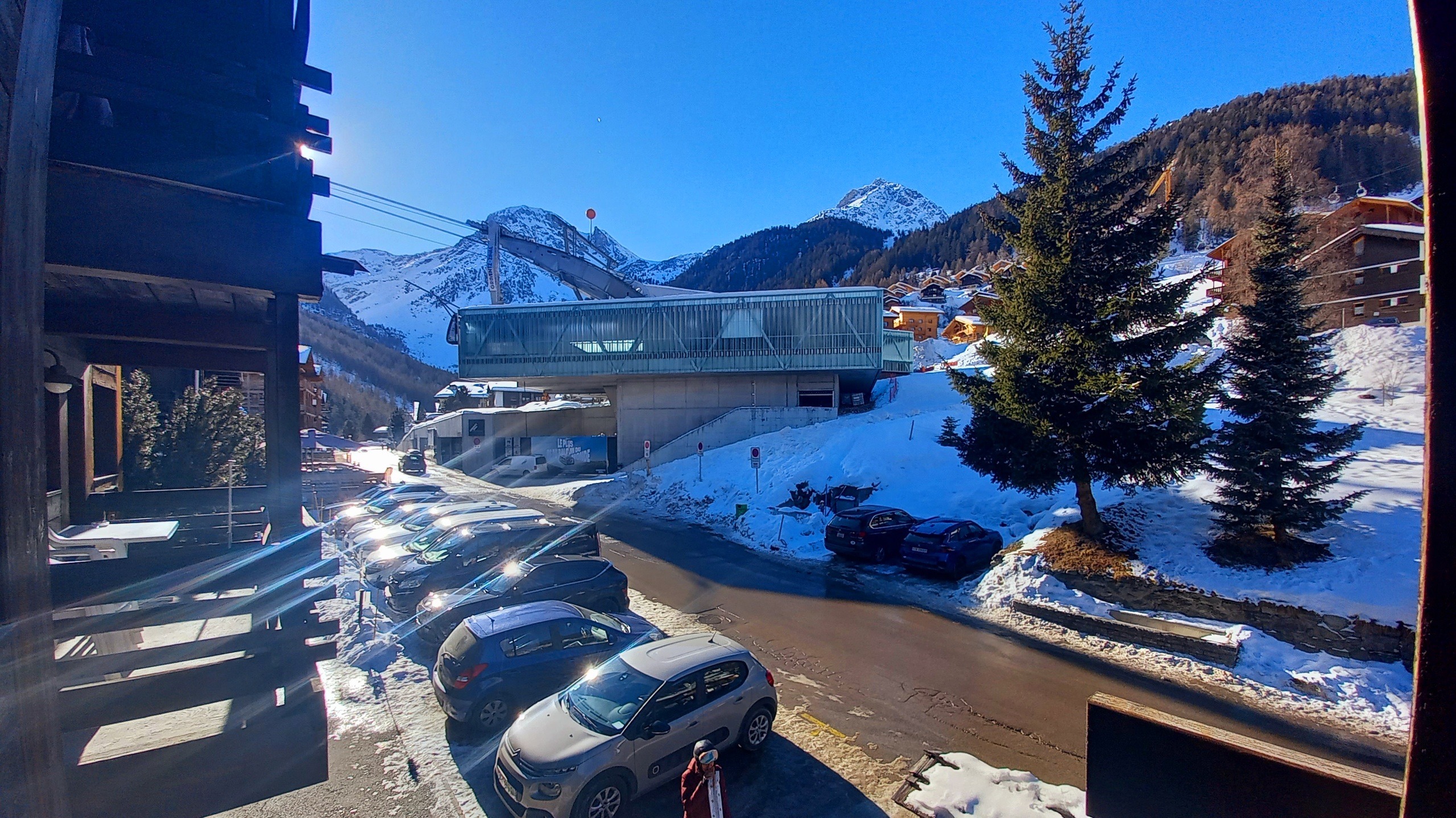 Vue du balcon côté ouest  Vue du balcon côté ouest