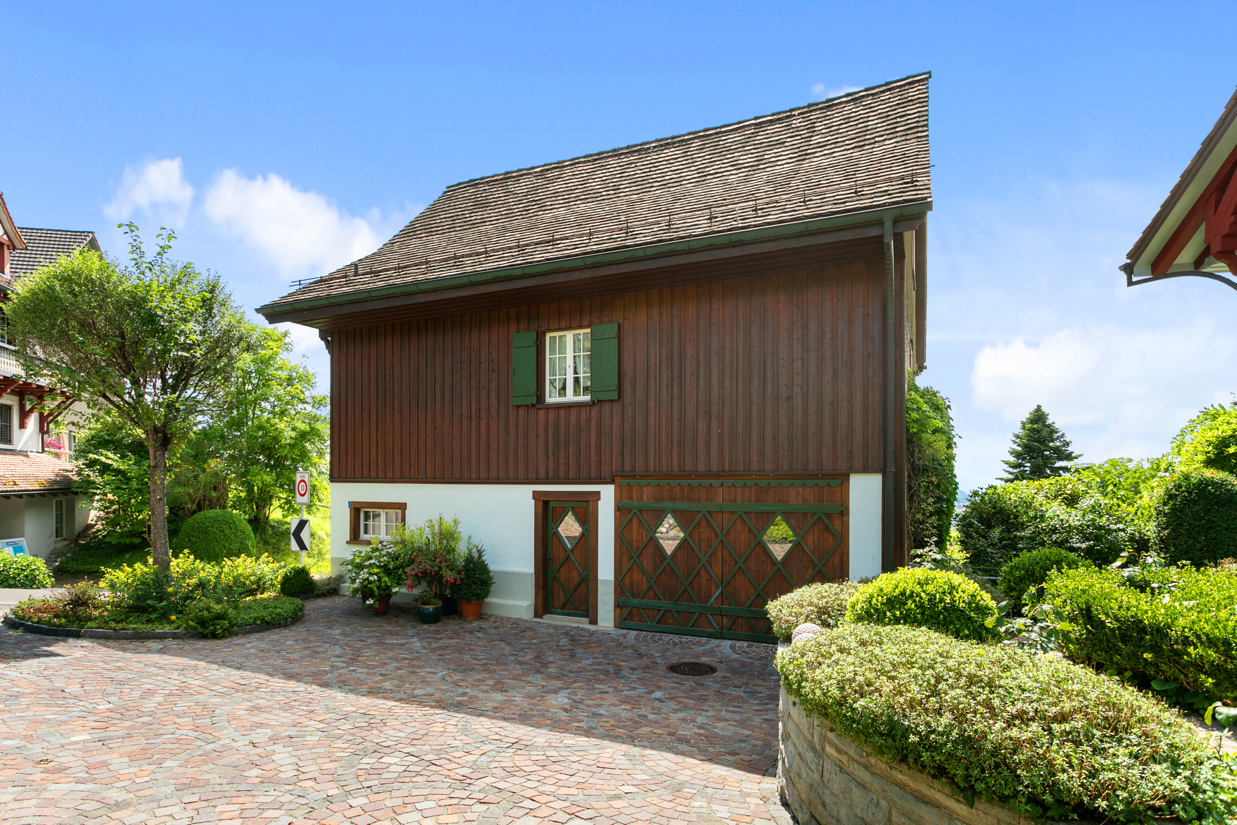 Das Nebengebäude verfügt über eine grosszügige Garage, einen Partyraum. Das Nebengebäude verfügt über eine grosszügige Garage, einen Partyraum.