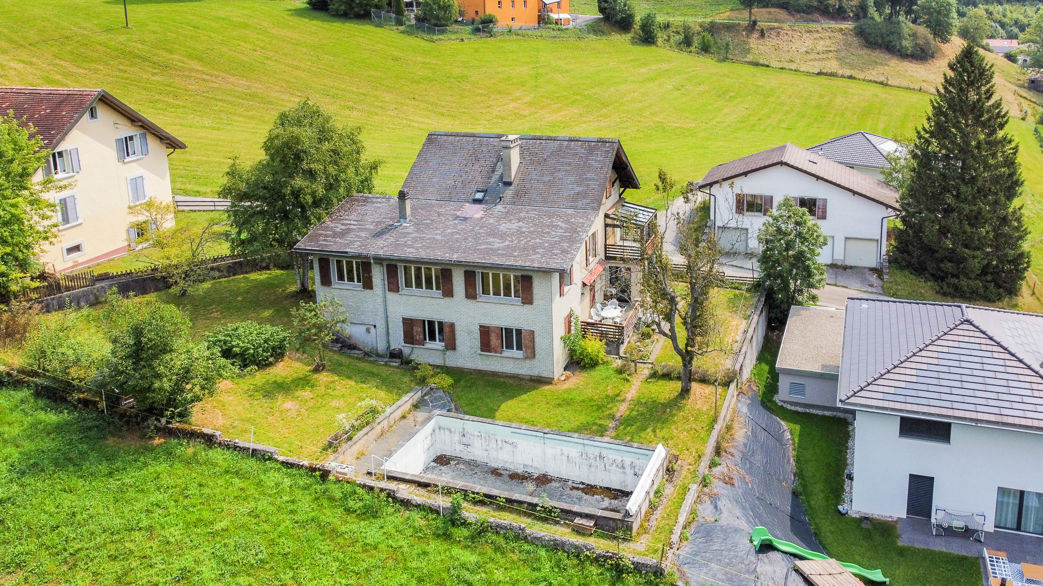 Vue aérienne de l'immeuble principal et des extérieurs