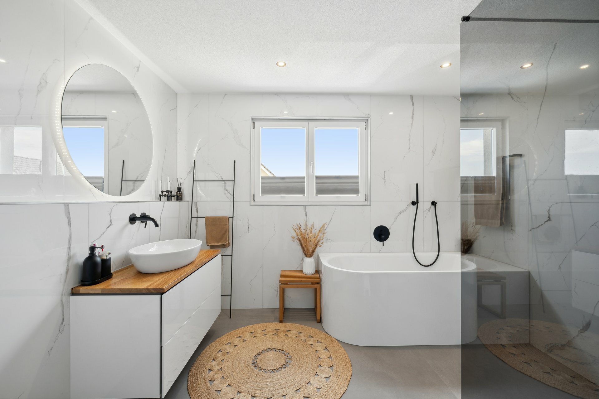 Bad mit Dusche und Badewanne Bad mit Dusche und Badewanne