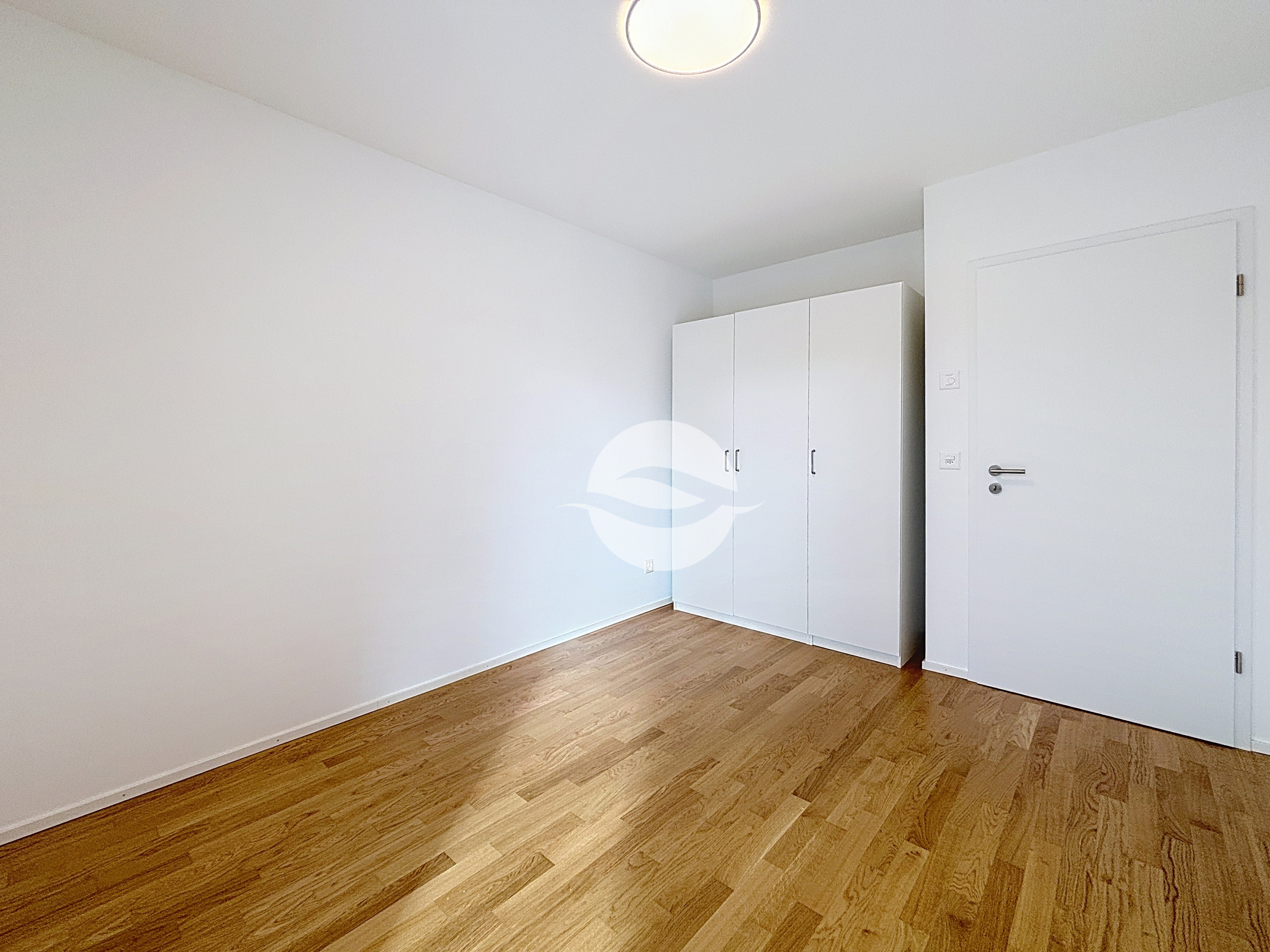 Chambre à coucher 2 avec armoire