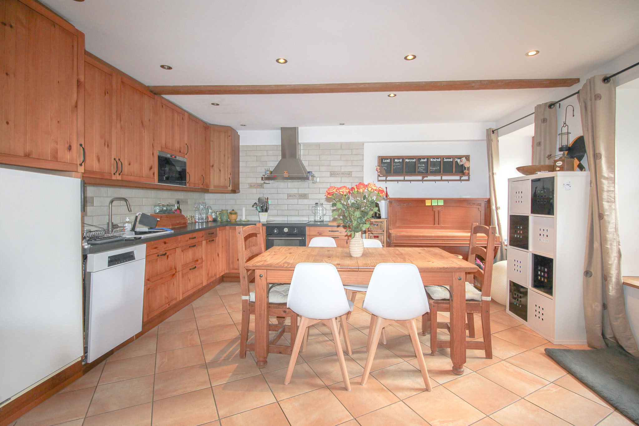 Appt de 5.5 pces - cuisine agencée ouverte Appt de 5.5 pces - cuisine agencée ouverte