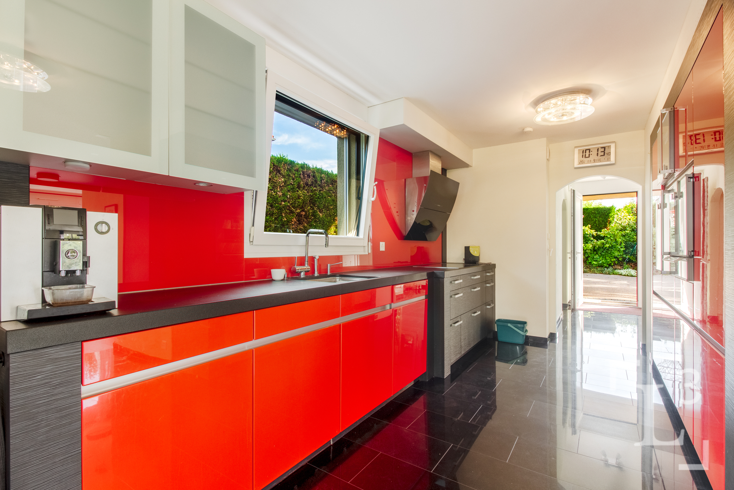 Fully equipped semi-open kitchen Fully equipped semi-open kitchen