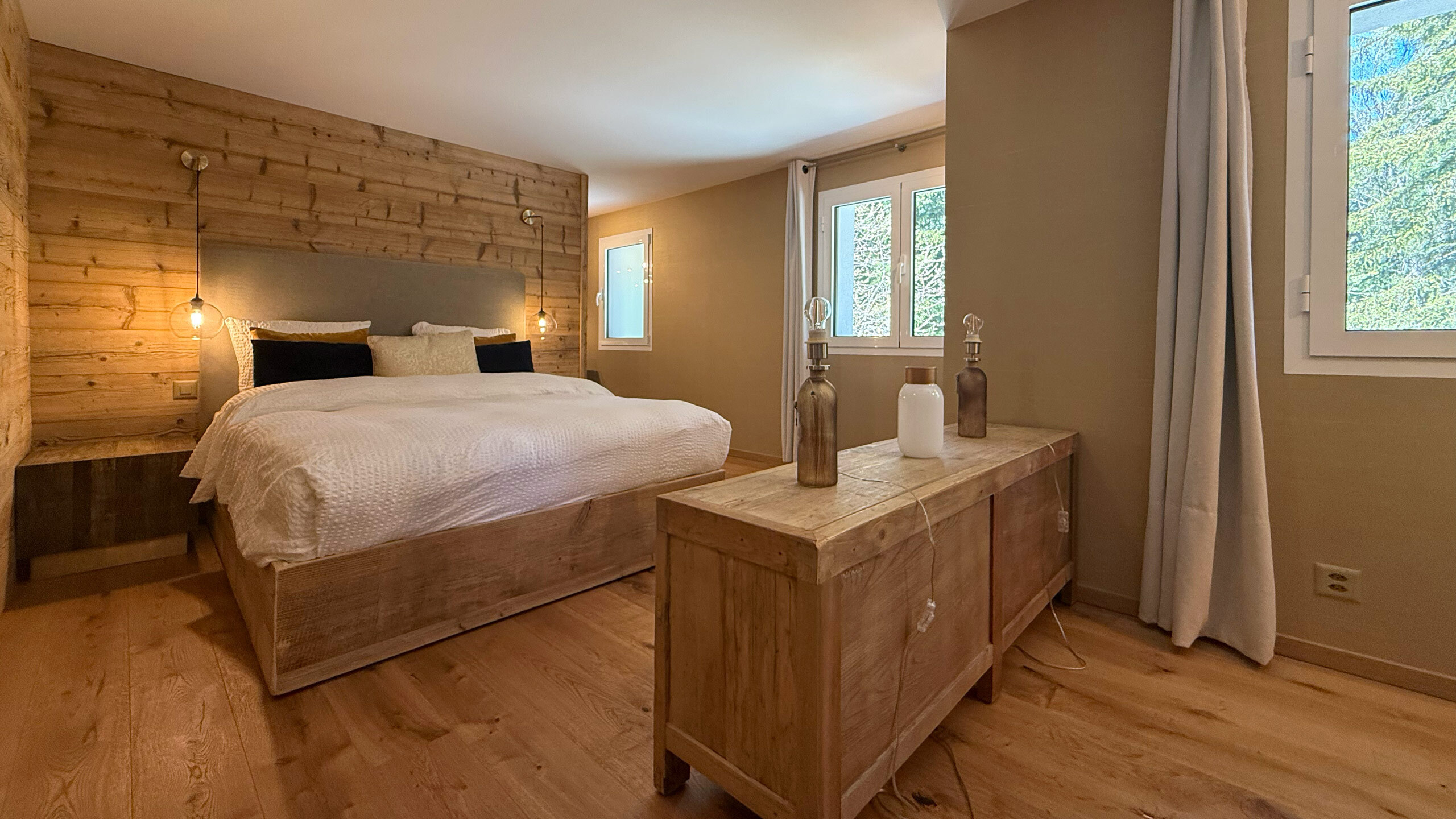 Bedroom 2 (Double bed - Upper level)