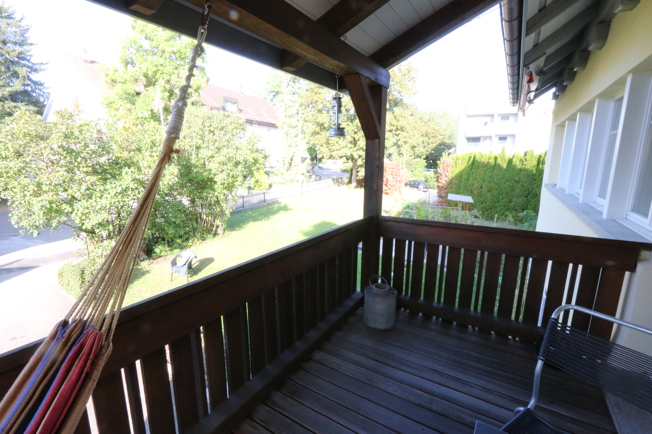 Blick vom Balkon in den Garten und 