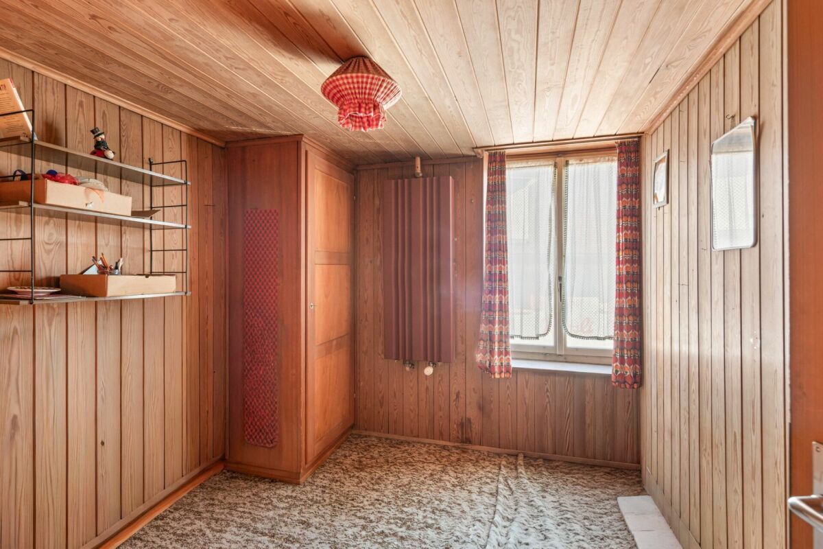 Eines der 3 kleineren Zimmer im Dachgeschoss. Eines der 3 kleineren Zimmer im Dachgeschoss.