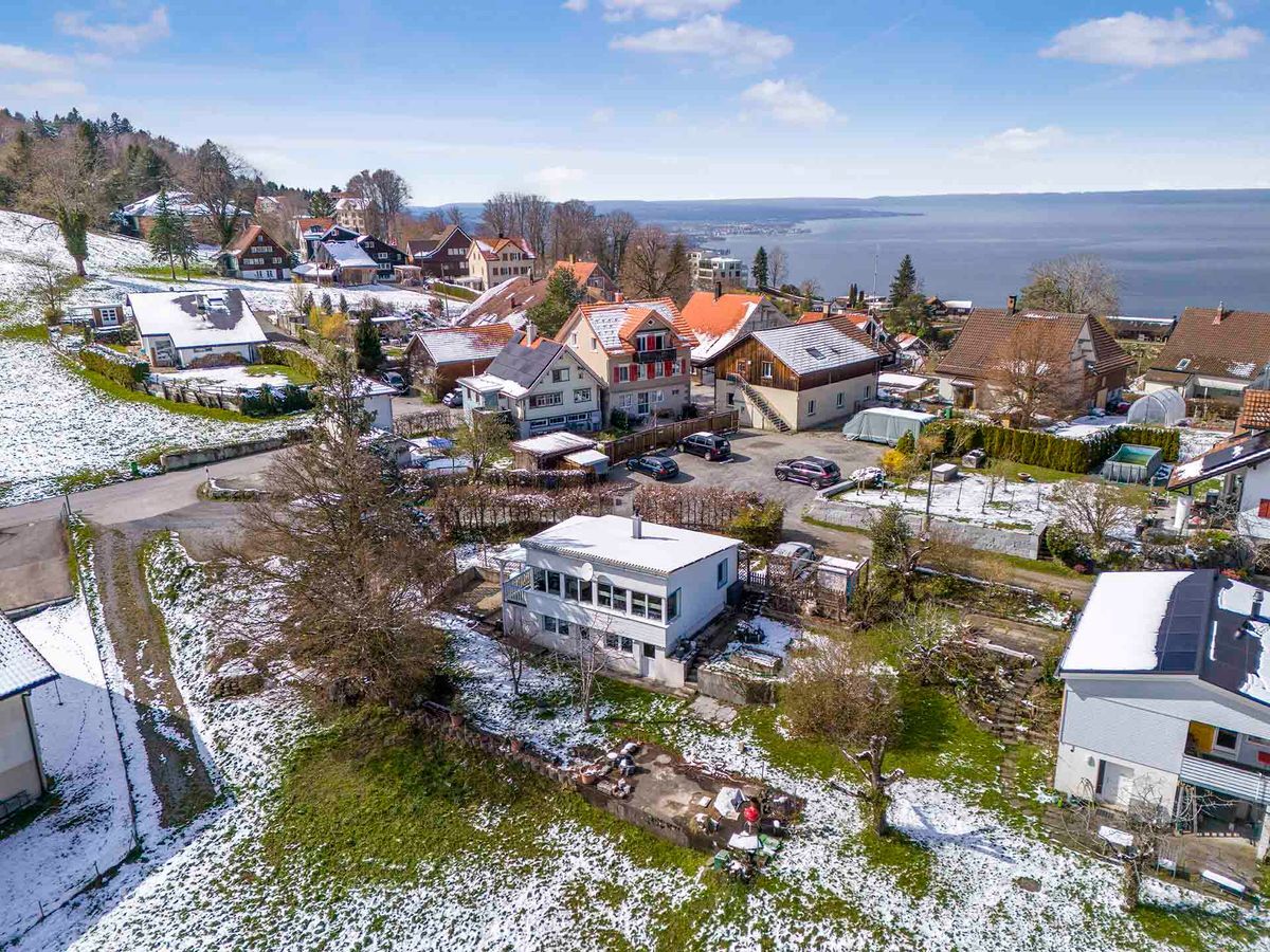 Sicht auf das Dorf und den Bodensee.