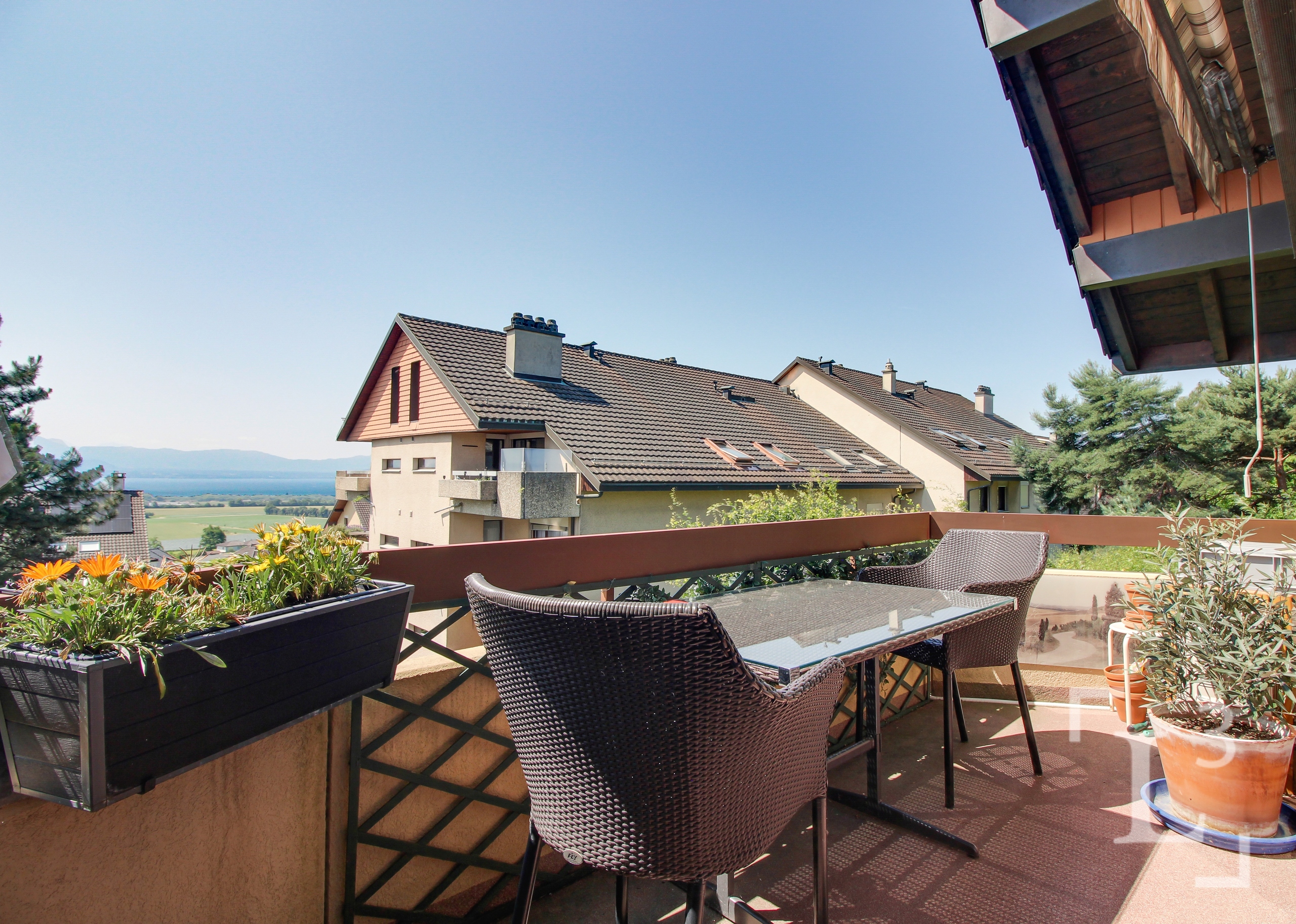 Balcon d'env. 9 m2 avec vue lac (Rez) Balcon d'env. 9 m2 avec vue lac (Rez)