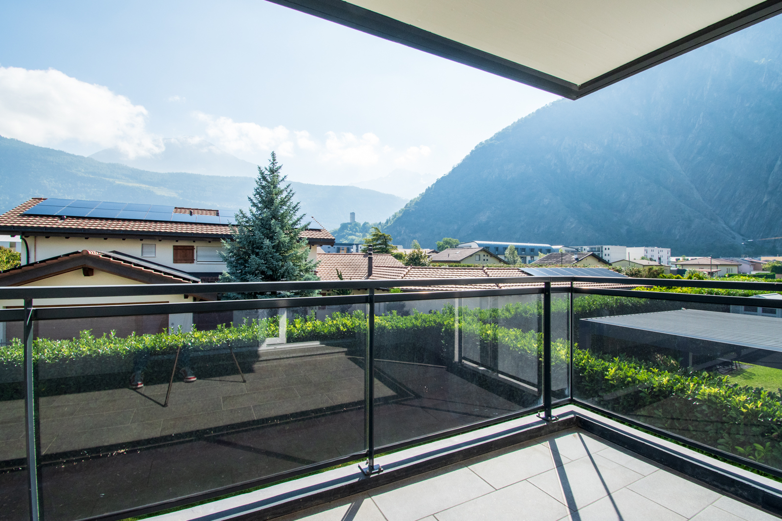 Balcon avec vue dégagée sur la Tour de la Bâtiaz Balcon avec vue dégagée sur la Tour de la Bâtiaz