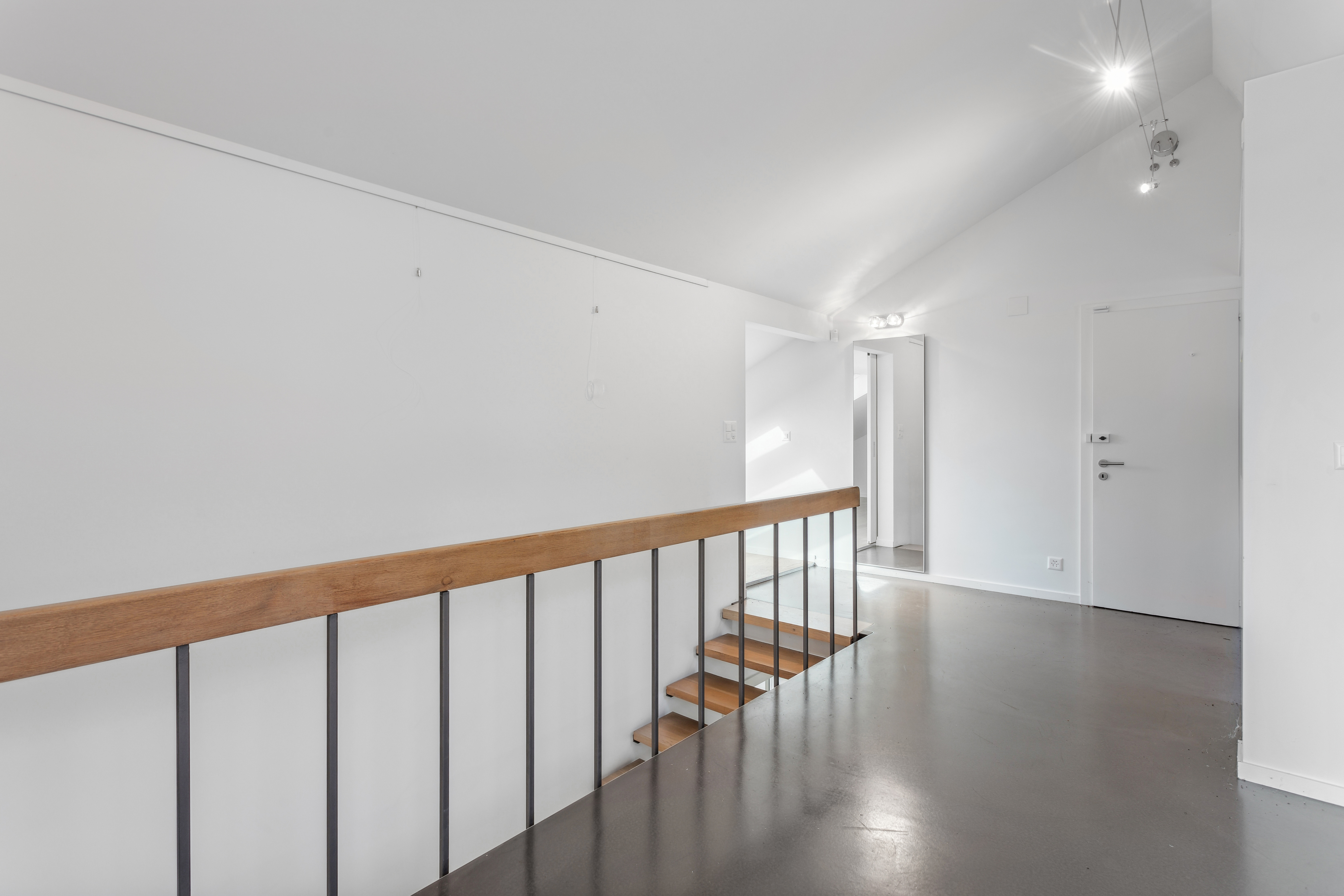 Escalier à l'étage supérieur (Entrée) avec accès direct au garage Escalier à l'étage supérieur (Entrée) avec accès direct au garage