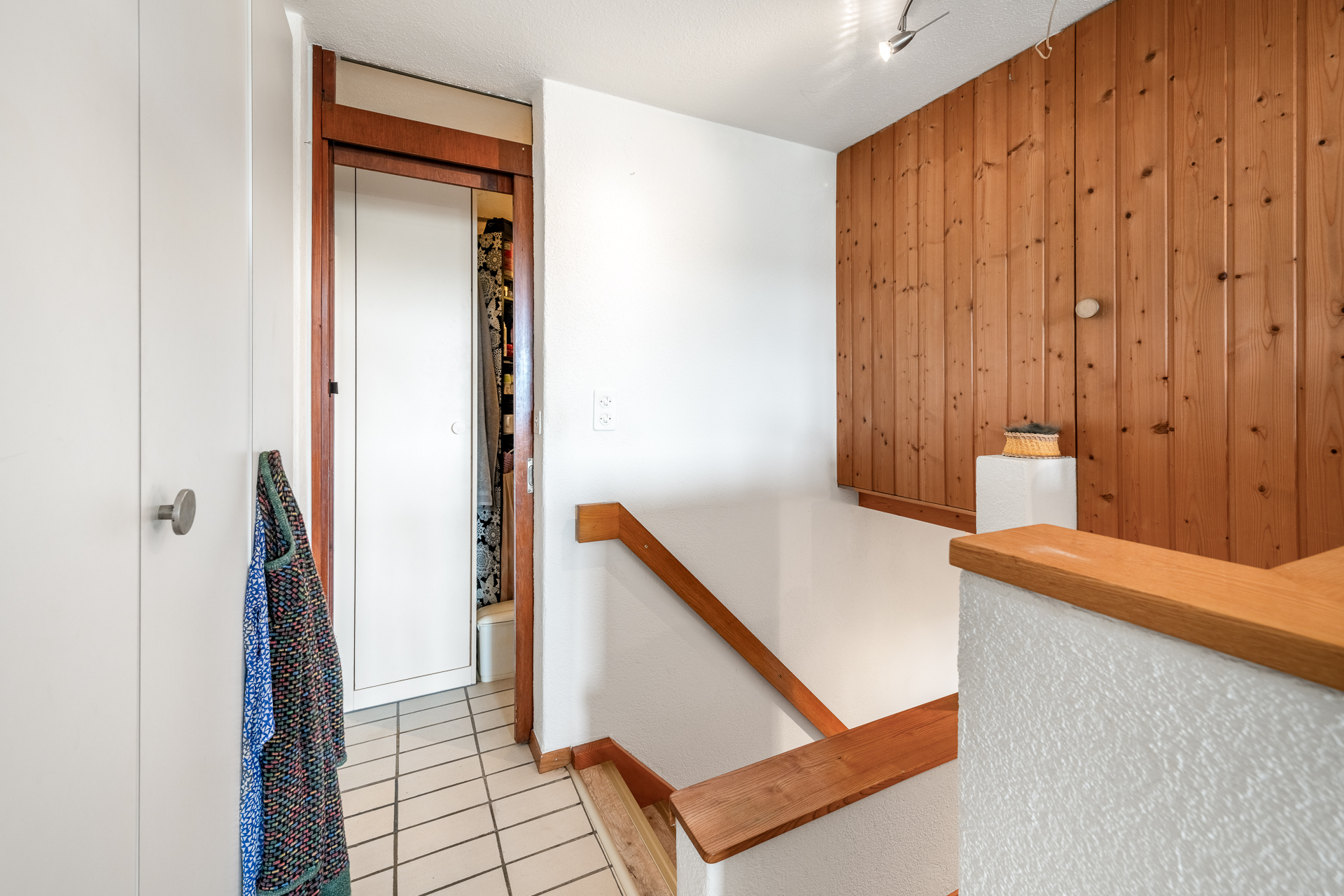 Treppenaufgang mit Blick ins Badezimmer