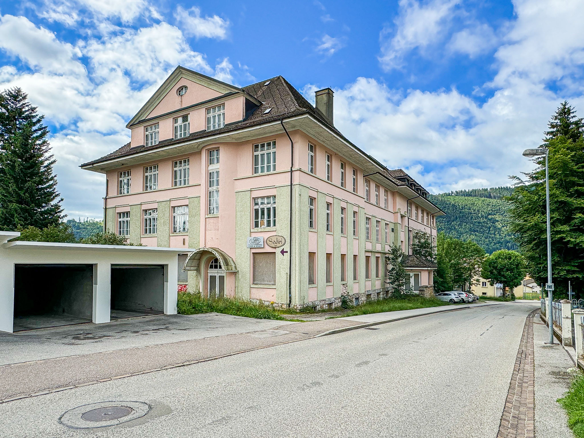 Vue du bâtiment, faces Nord-Ouest Vue du bâtiment, faces Nord-Ouest