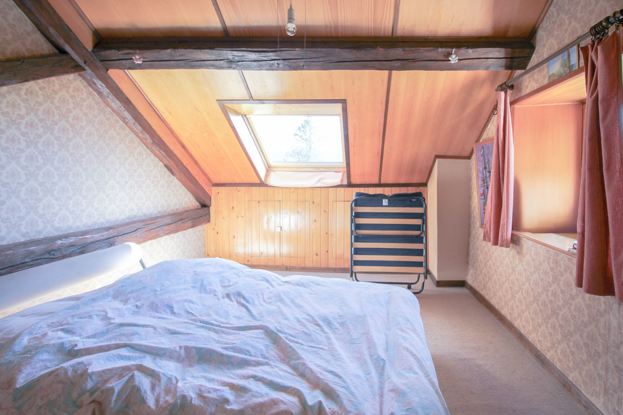 Logement principal au 1er : chambre no 3 mansardée au 1er étage