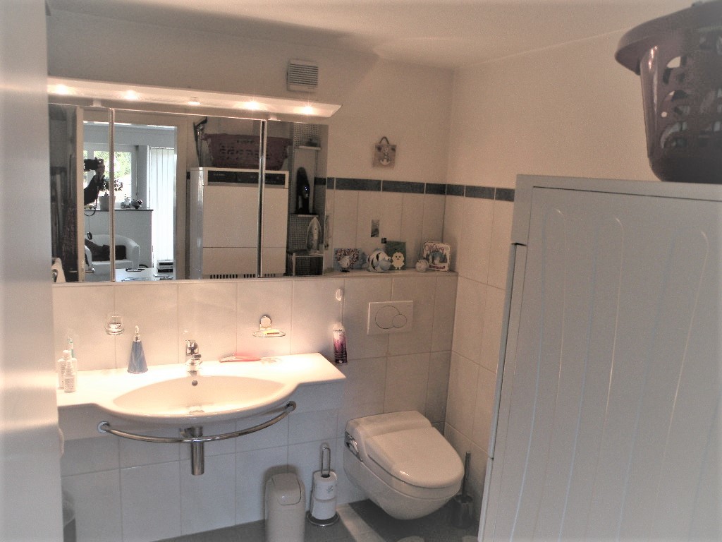 Bad mit Waschmaschine und Trockner