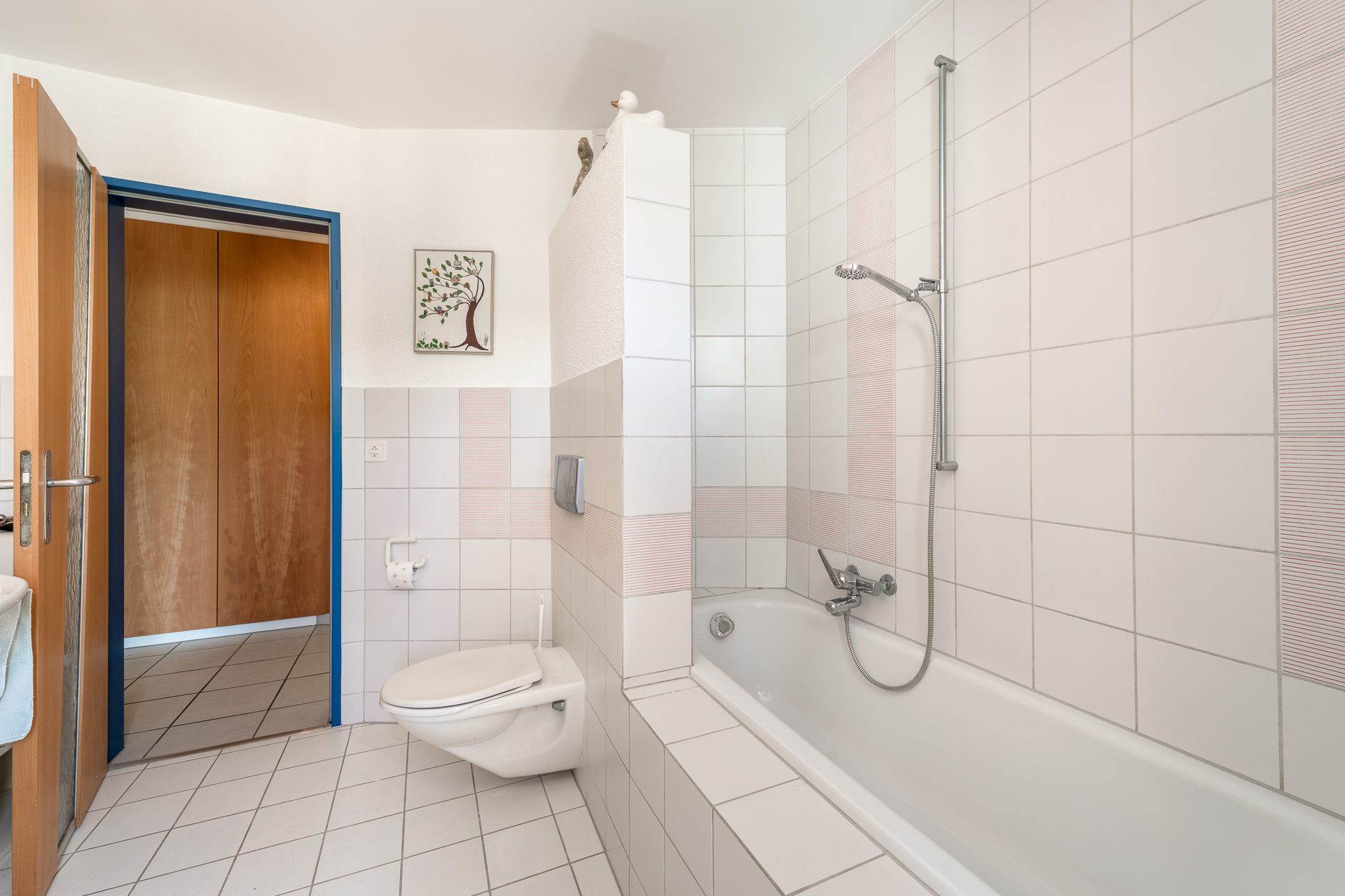 Badezimmer unten mit Badewanne Badezimmer unten mit Badewanne