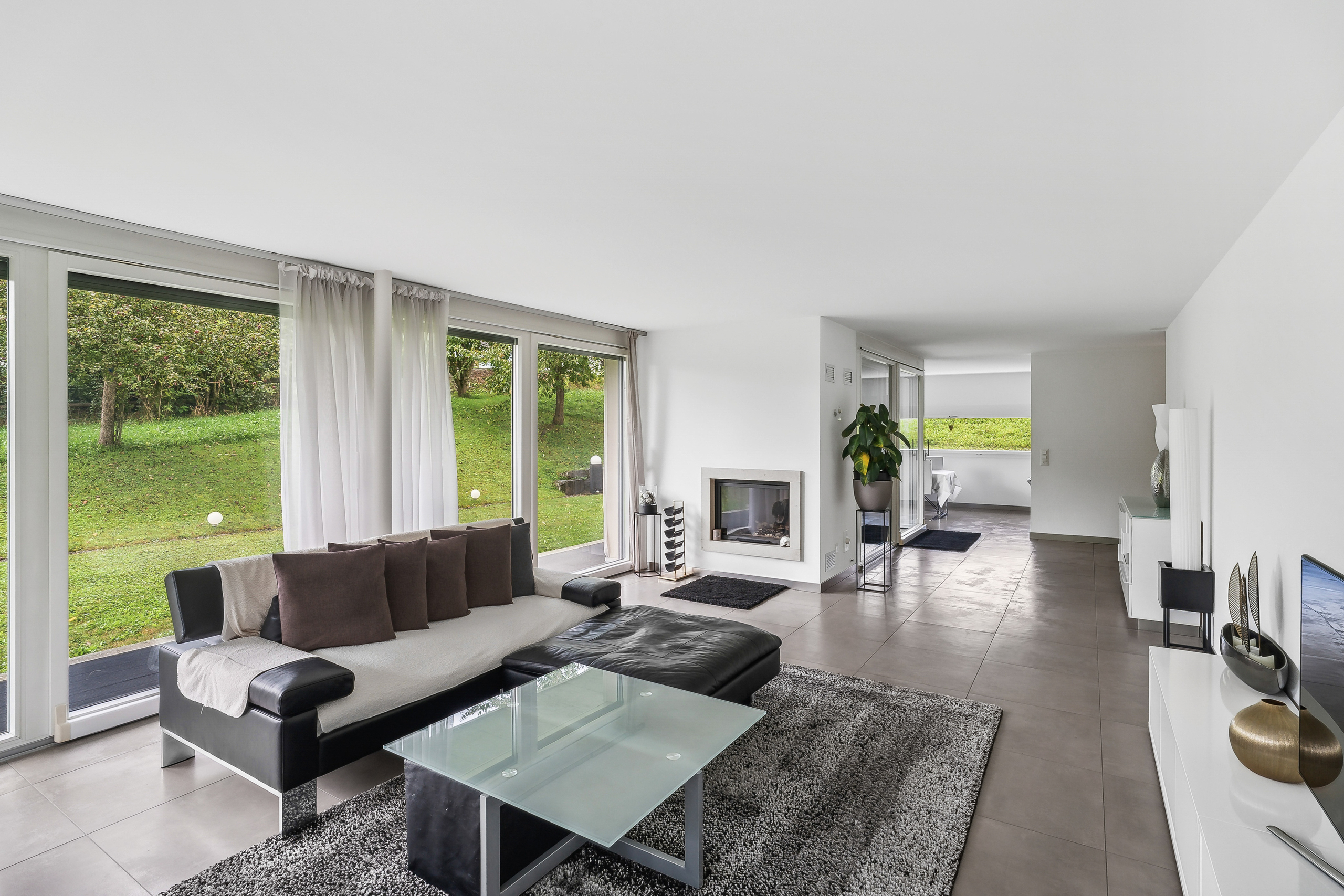 Helles Wohnzimmer mit Kamin mit Wärmerückgewinnung