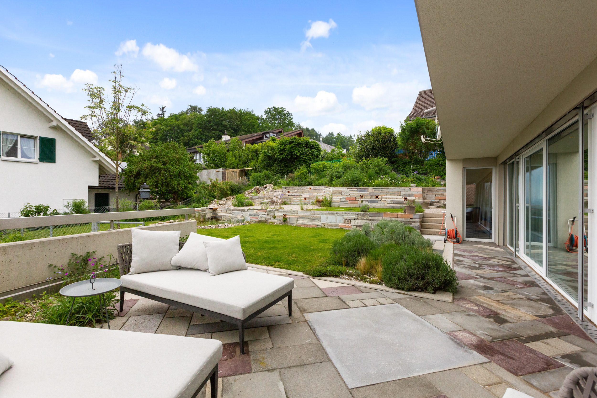 Der wunderschöne Natursteingarten mit Teich und Springbrunnen wurde vom renommierten Unternehmen Winkler Richard angelegt. Der wunderschöne Natursteingarten mit Teich und Springbrunnen wurde vom renommierten Unternehmen Winkler Richard angelegt.