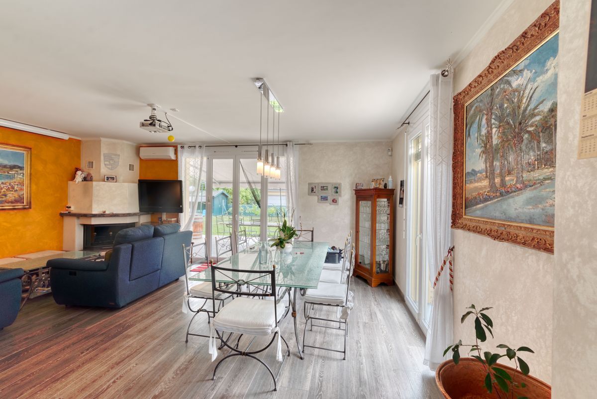 Salon avec coin repas et vue sur le jardin. Salon avec coin repas et vue sur le jardin.