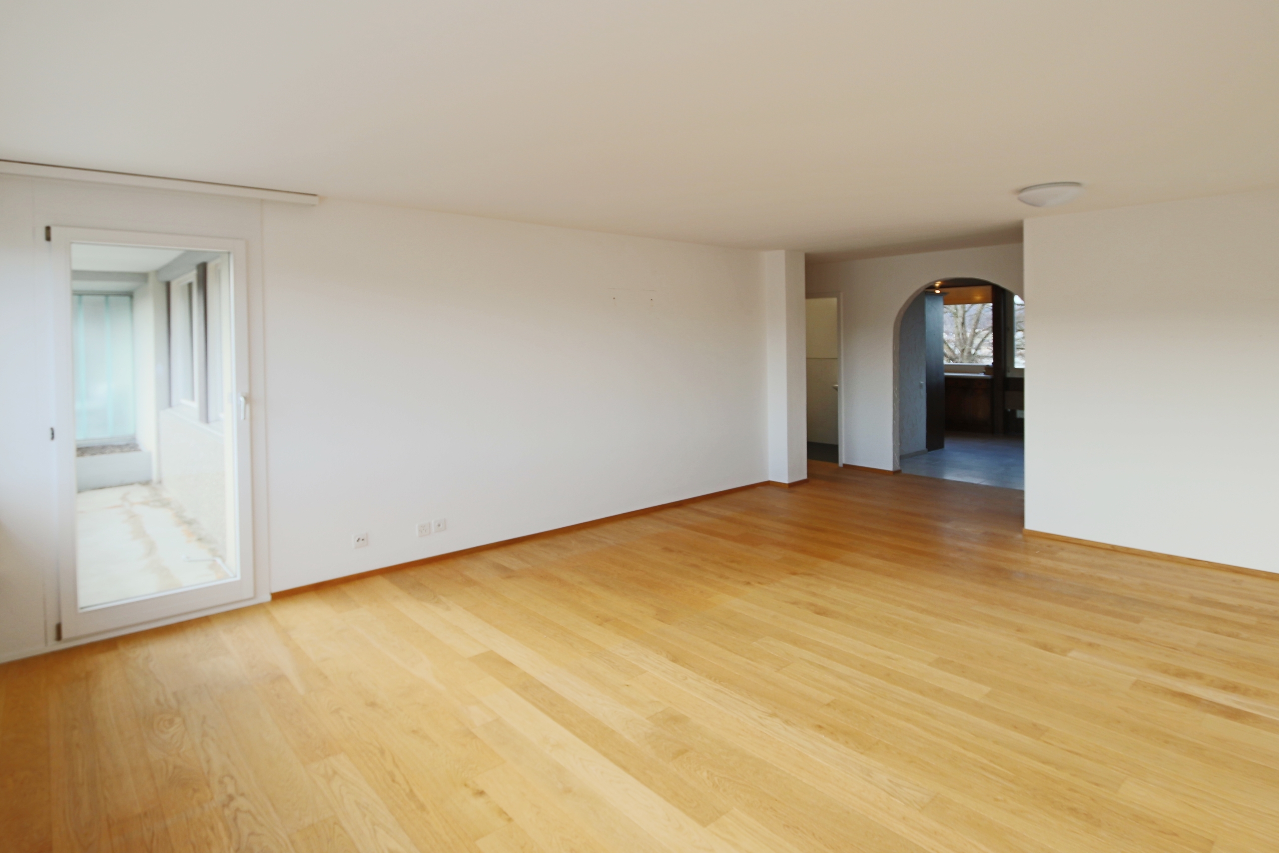 grosszügig und sehr hell zeigt sich der Wohnbereich