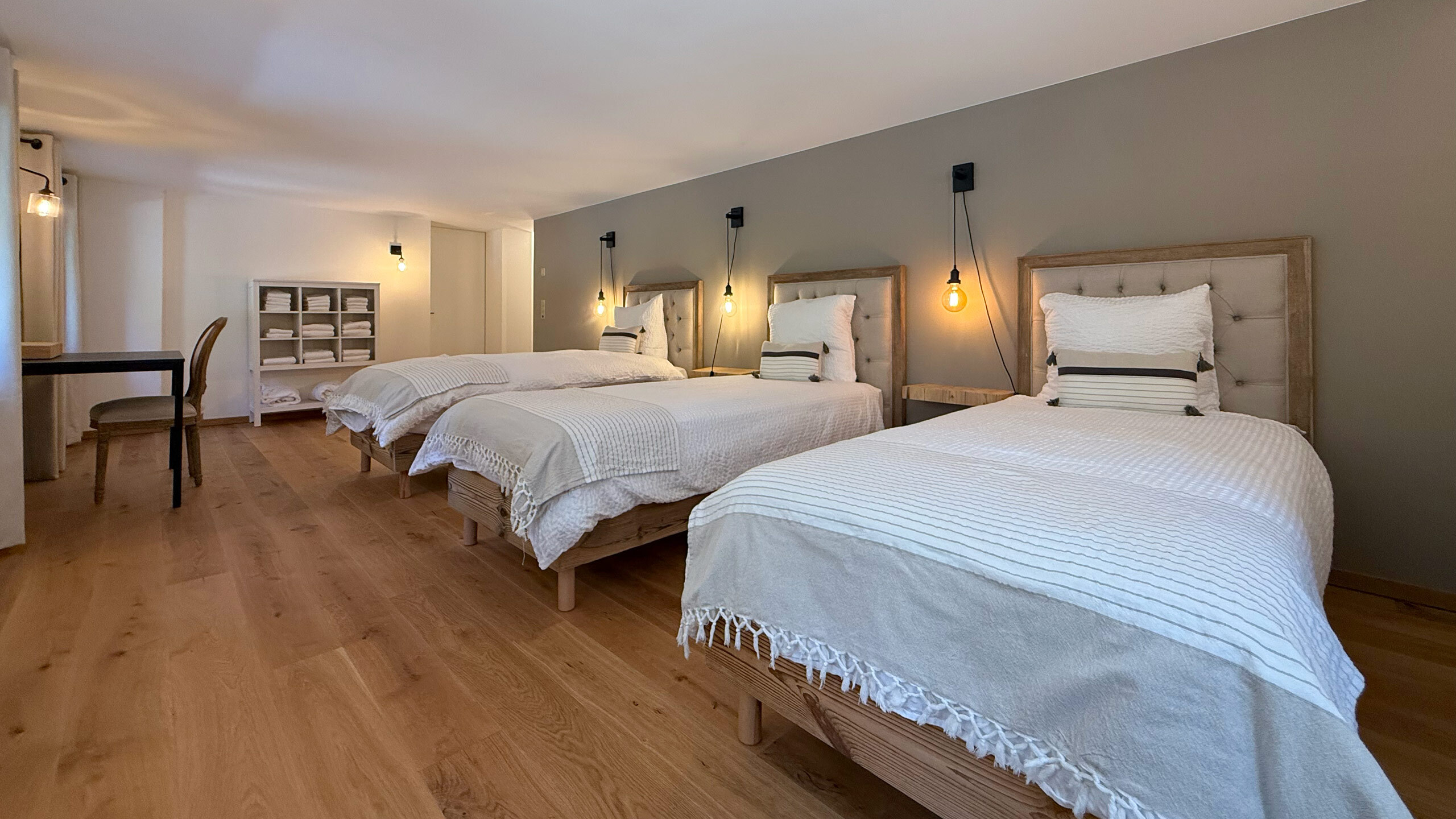 Bedroom 5 (3 single beds - Lower level - View 2)