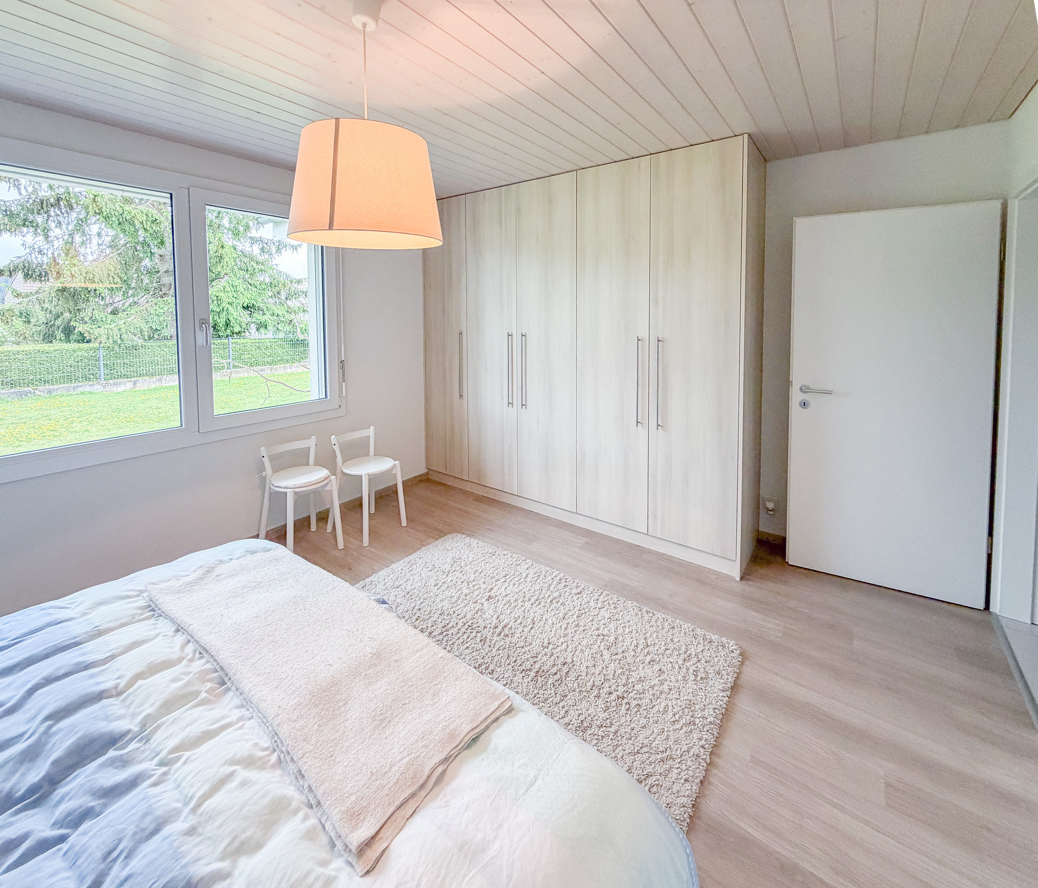 Chambre no 1 avec armoires intégrées au rez-de-chaussée Chambre no 1 avec armoires intégrées au rez-de-chaussée