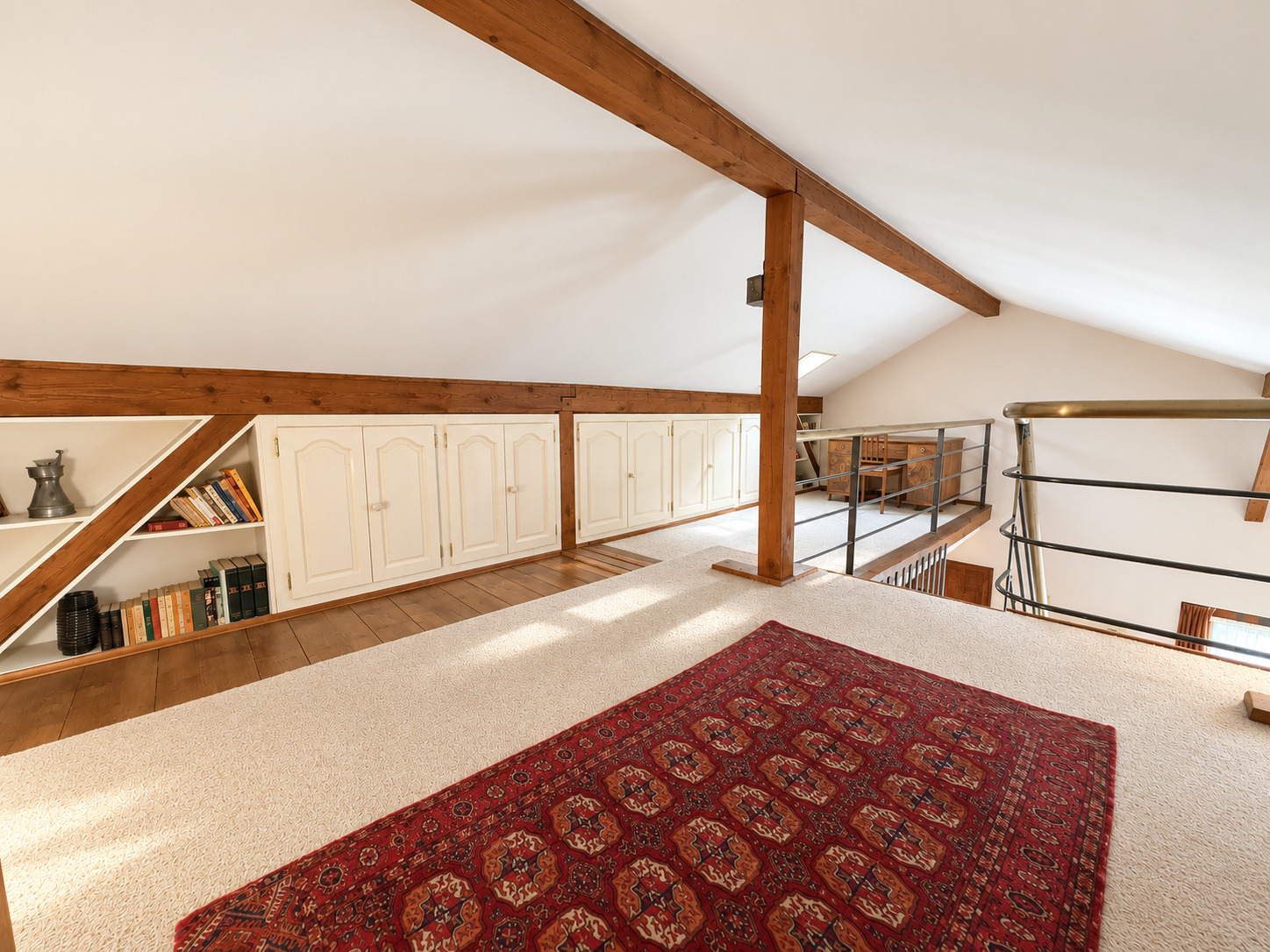 Combles: Mezzanine avec espace bureau et rangements Combles: Mezzanine avec espace bureau et rangements