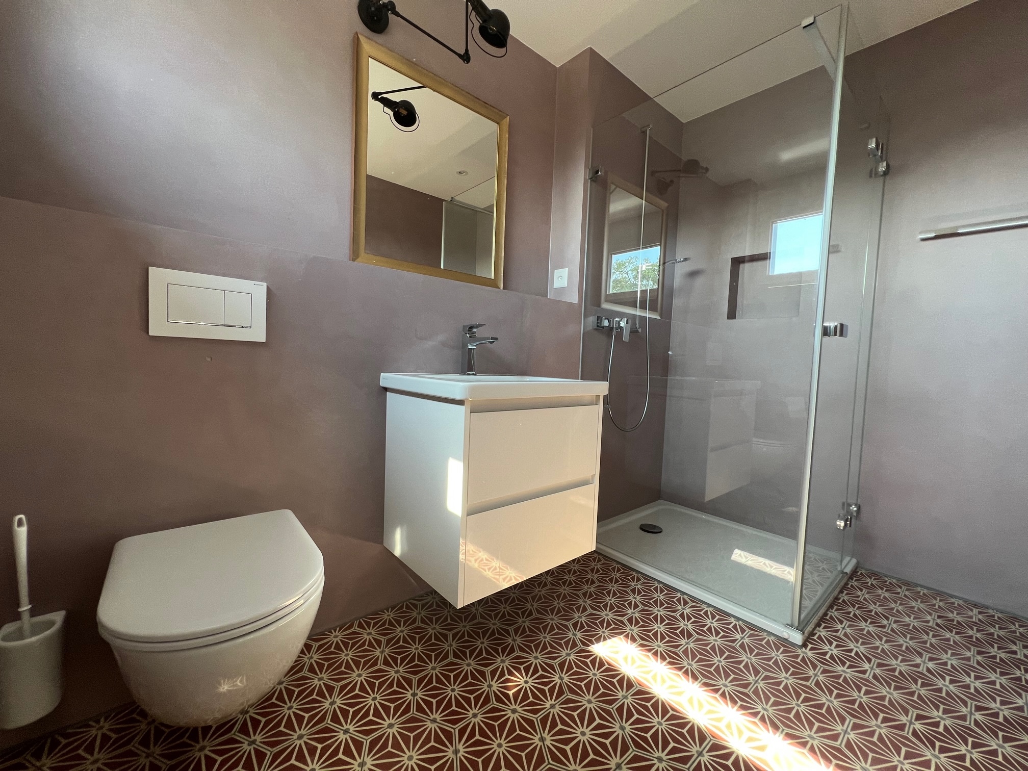 Das weitere Bad mit Dusche und Tageslicht Das weitere Bad mit Dusche und Tageslicht