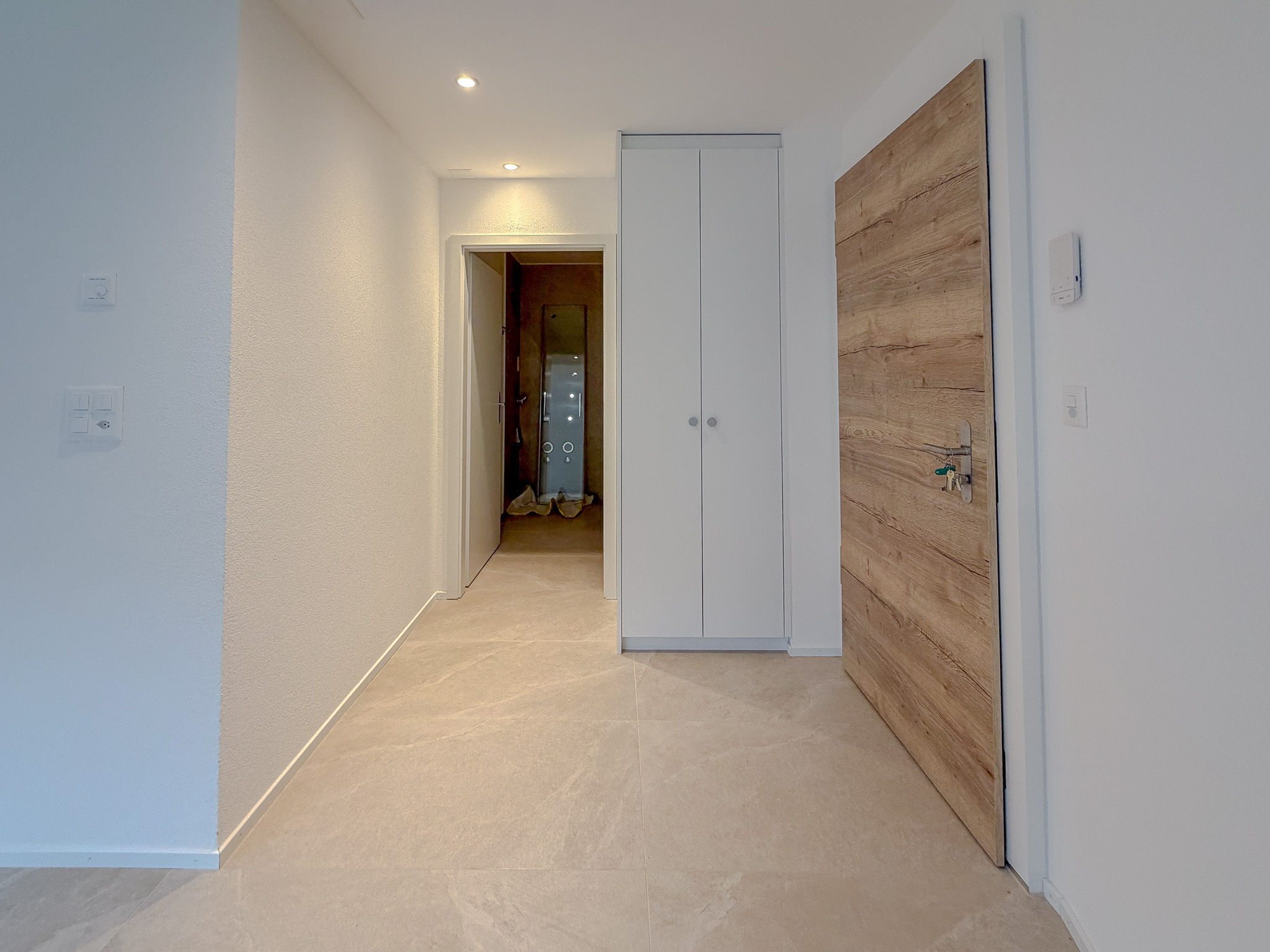 Hall d'entrée avec armoire murale