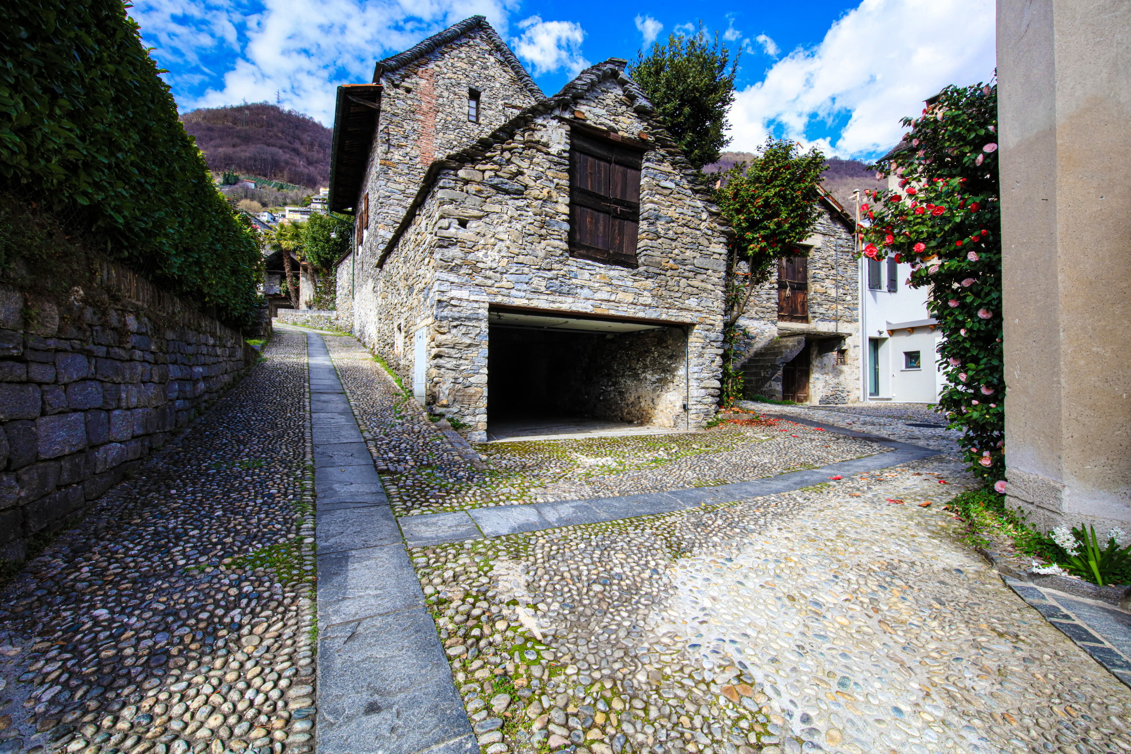 Garage an Trotte angebaut