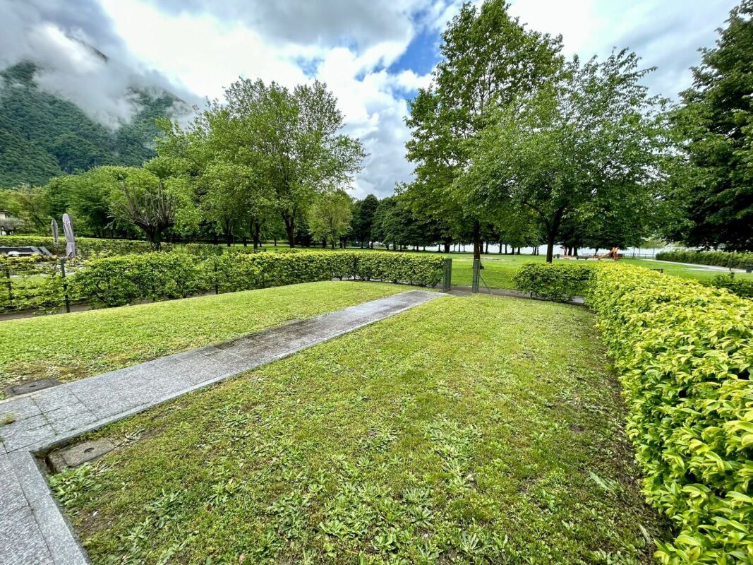 Rasenfläche vor der Wohnung zum See