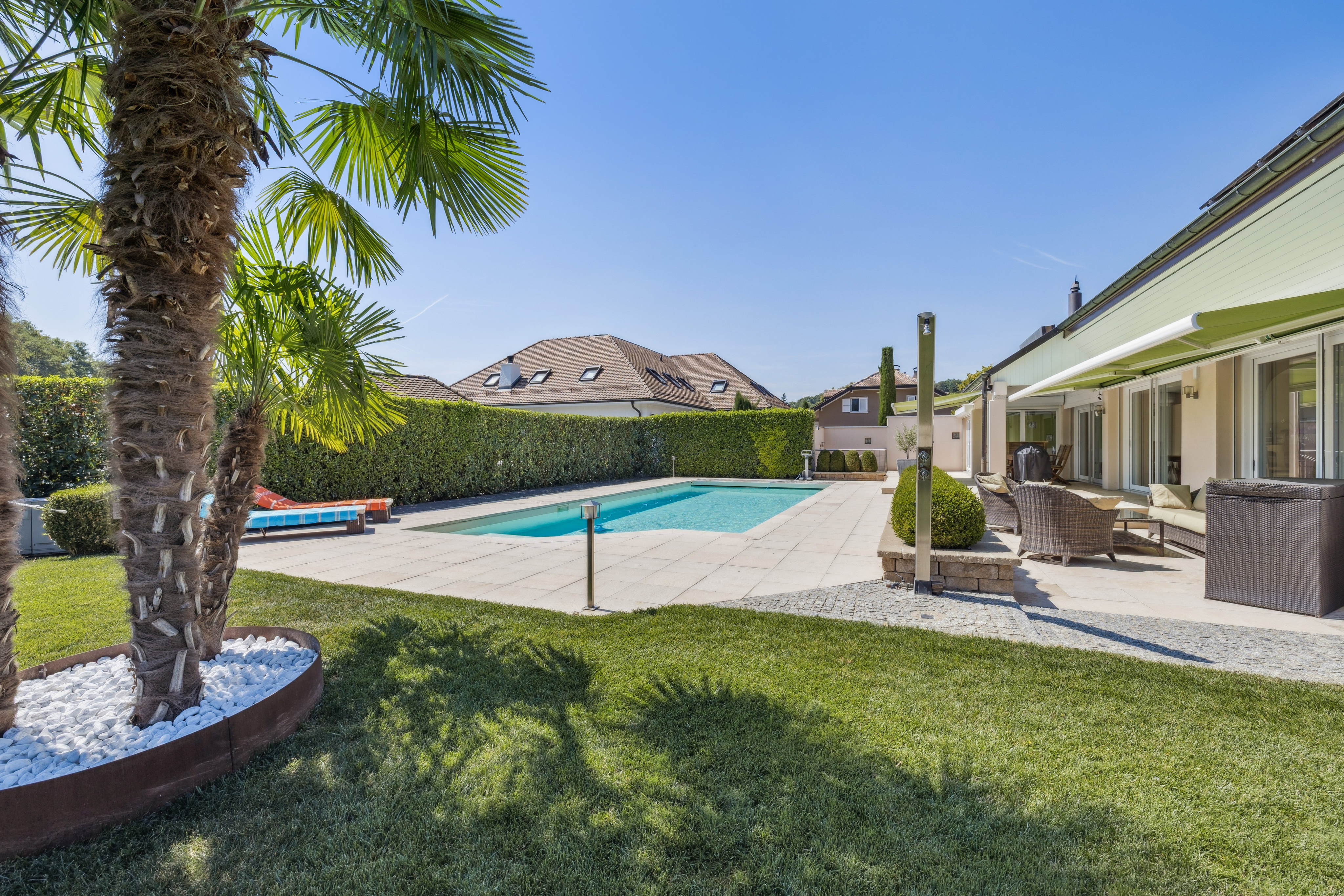 Vue de la maison et de sa piscine Vue de la maison et de sa piscine