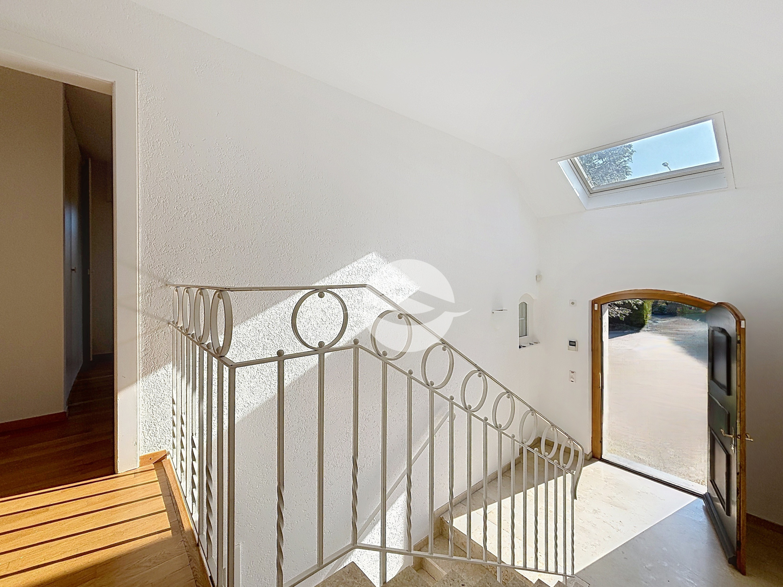 Entrée en marbre avec main courante en fer forgé