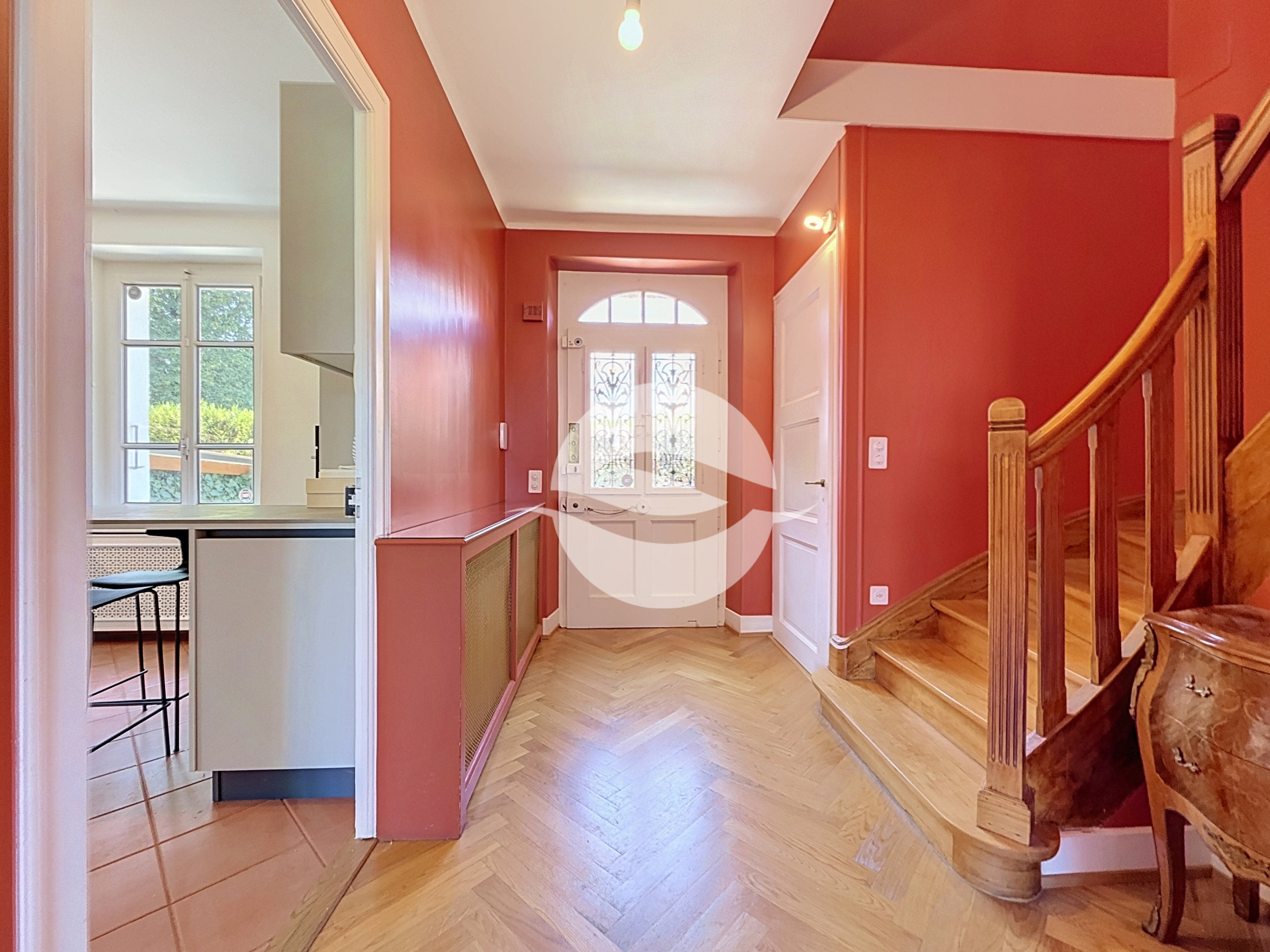 Entrée avec accès étage et appartement indépendant