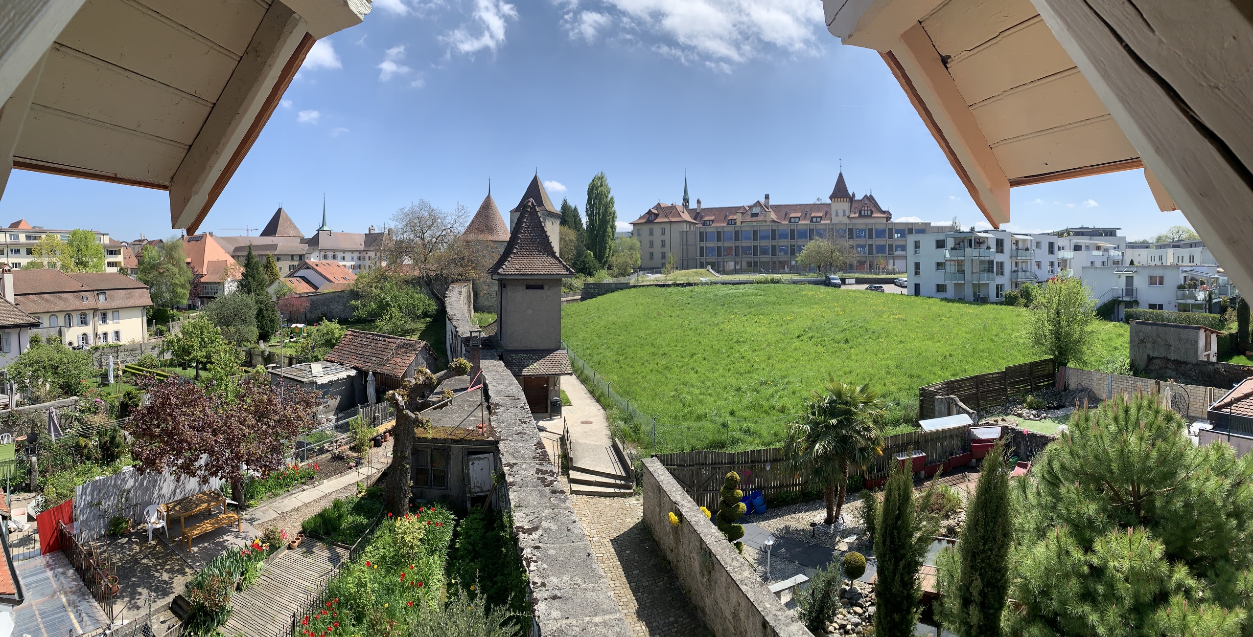 Lot 2 - Vue depuis mini-balcon coté cuisine - combles