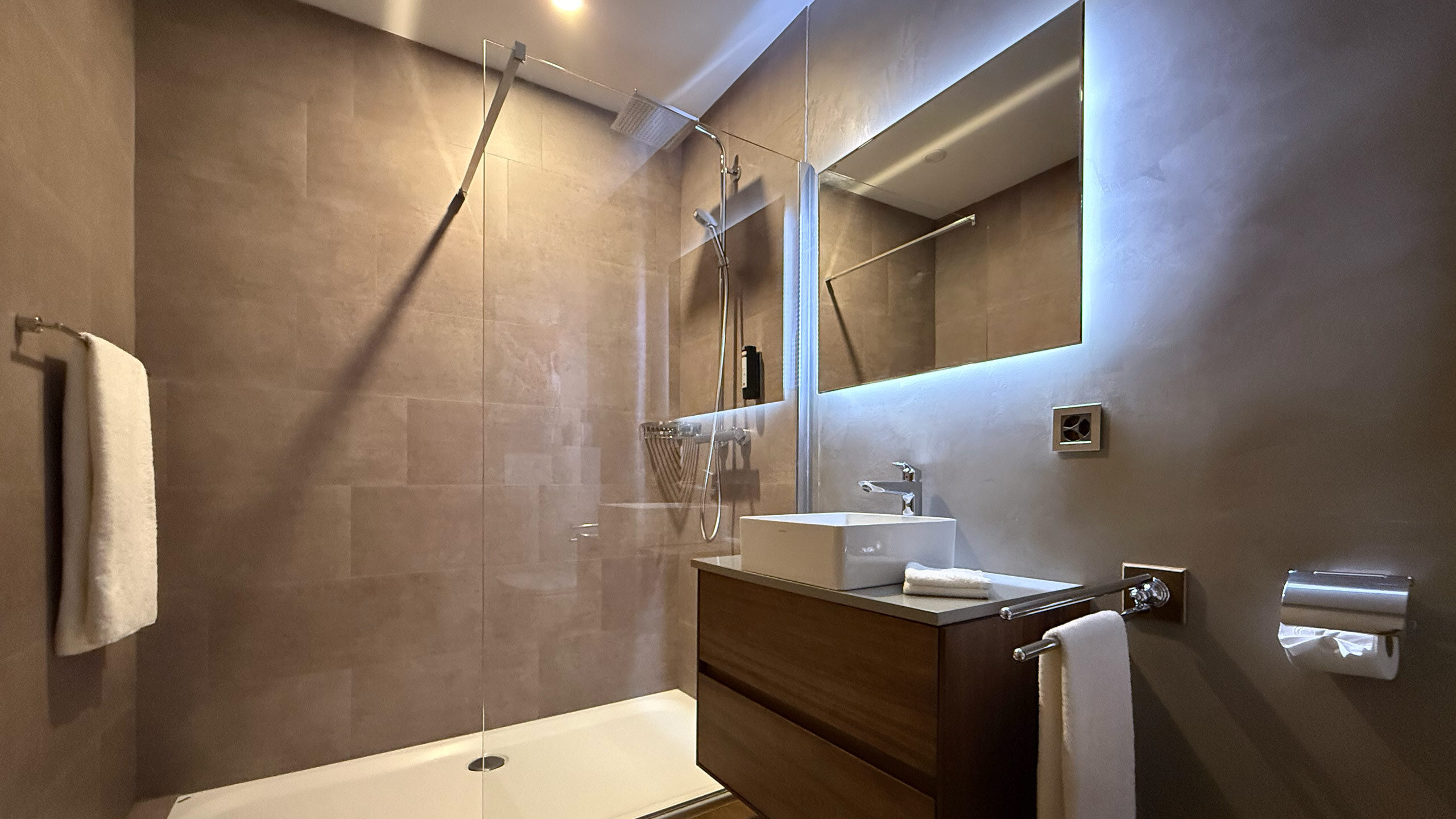 Separate shower room