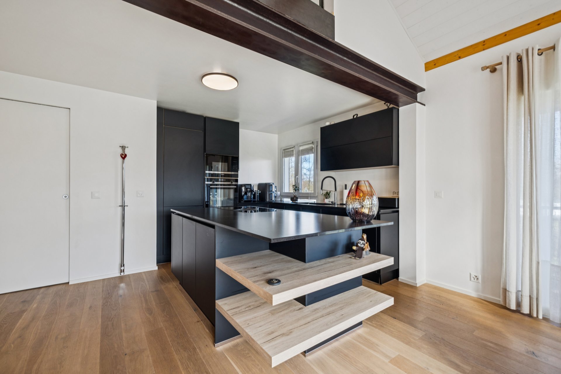 Cuisine équipée avec îlot