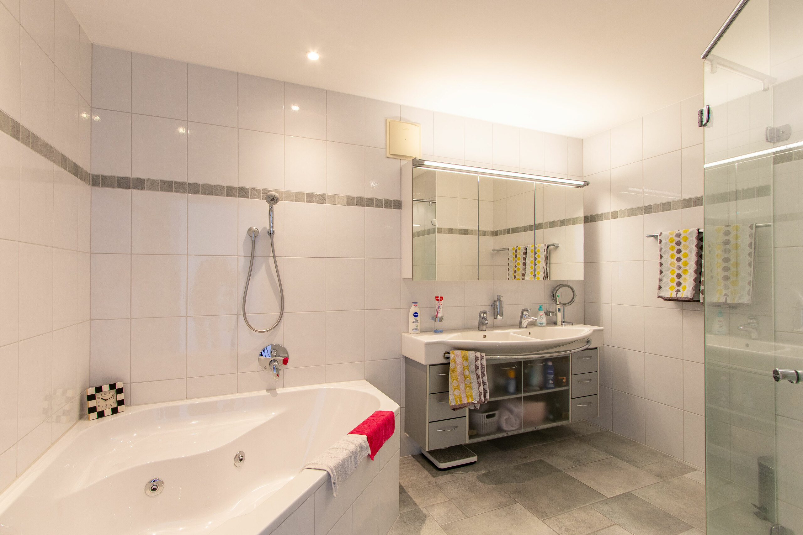 Salle de bains vers chambre à coucher