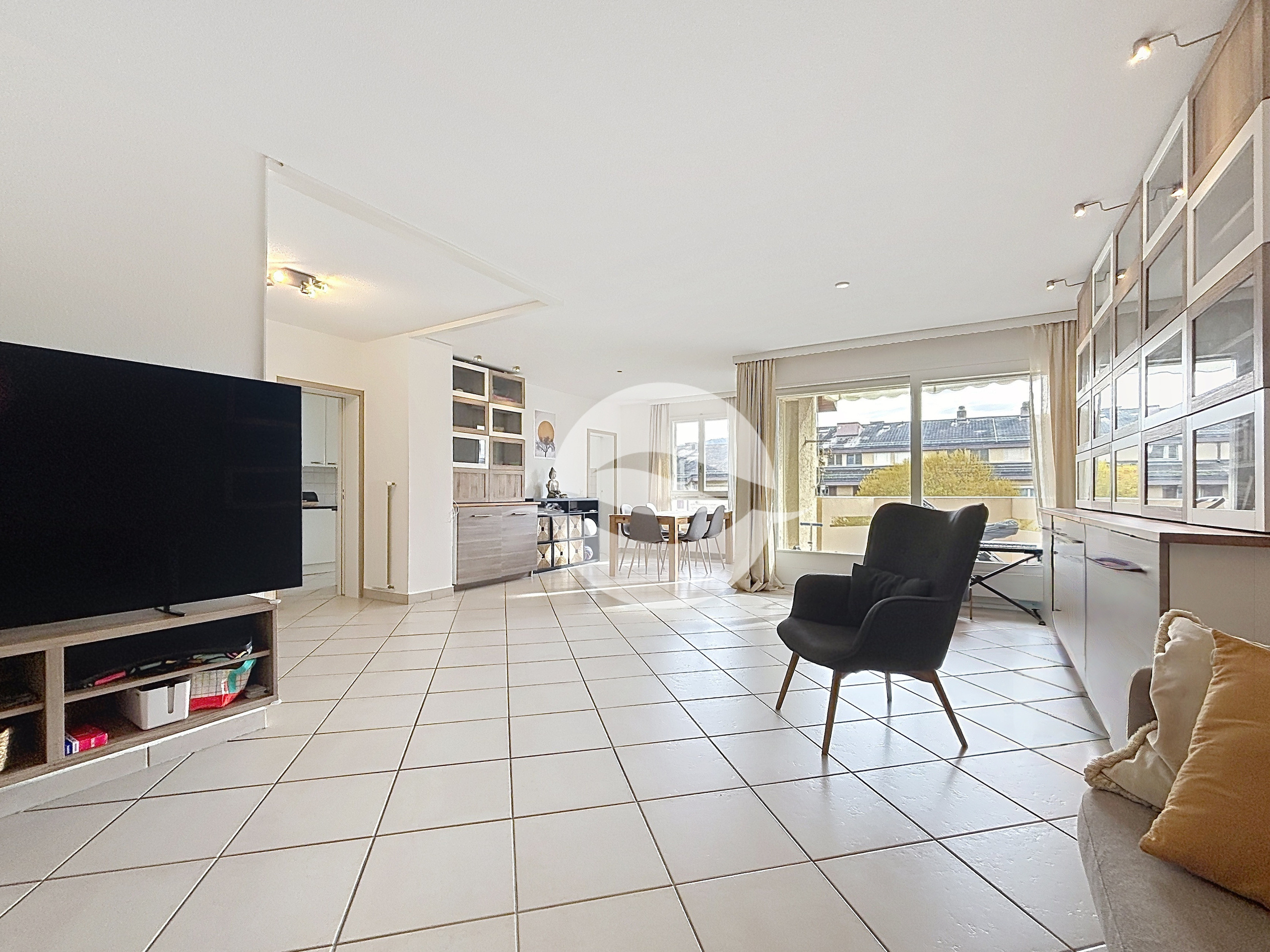 Salon lumineux accès terrasse