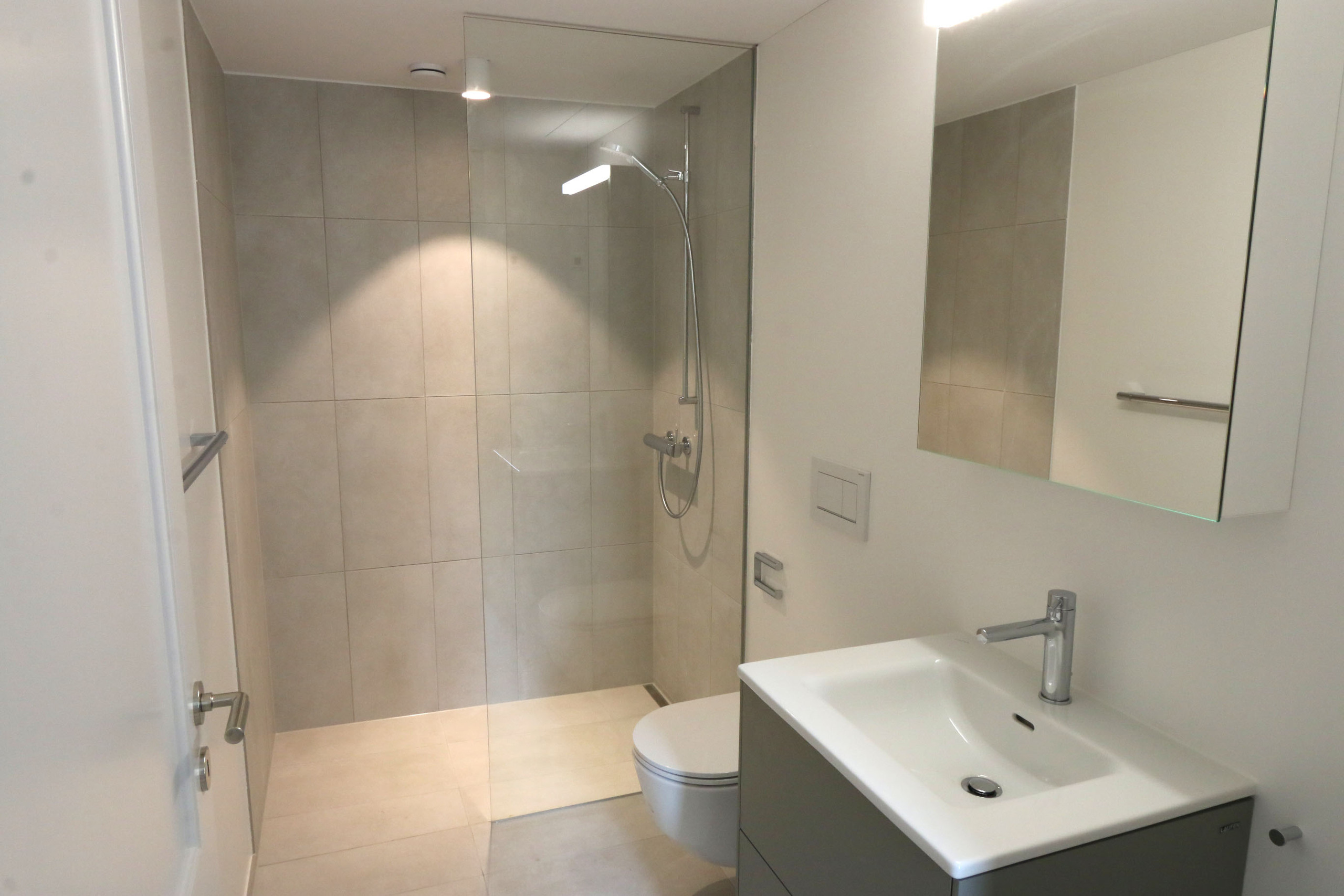 elegantes, modernes Bad mit stufenloser Dusche, Lavabo und WC elegantes, modernes Bad mit stufenloser Dusche, Lavabo und WC