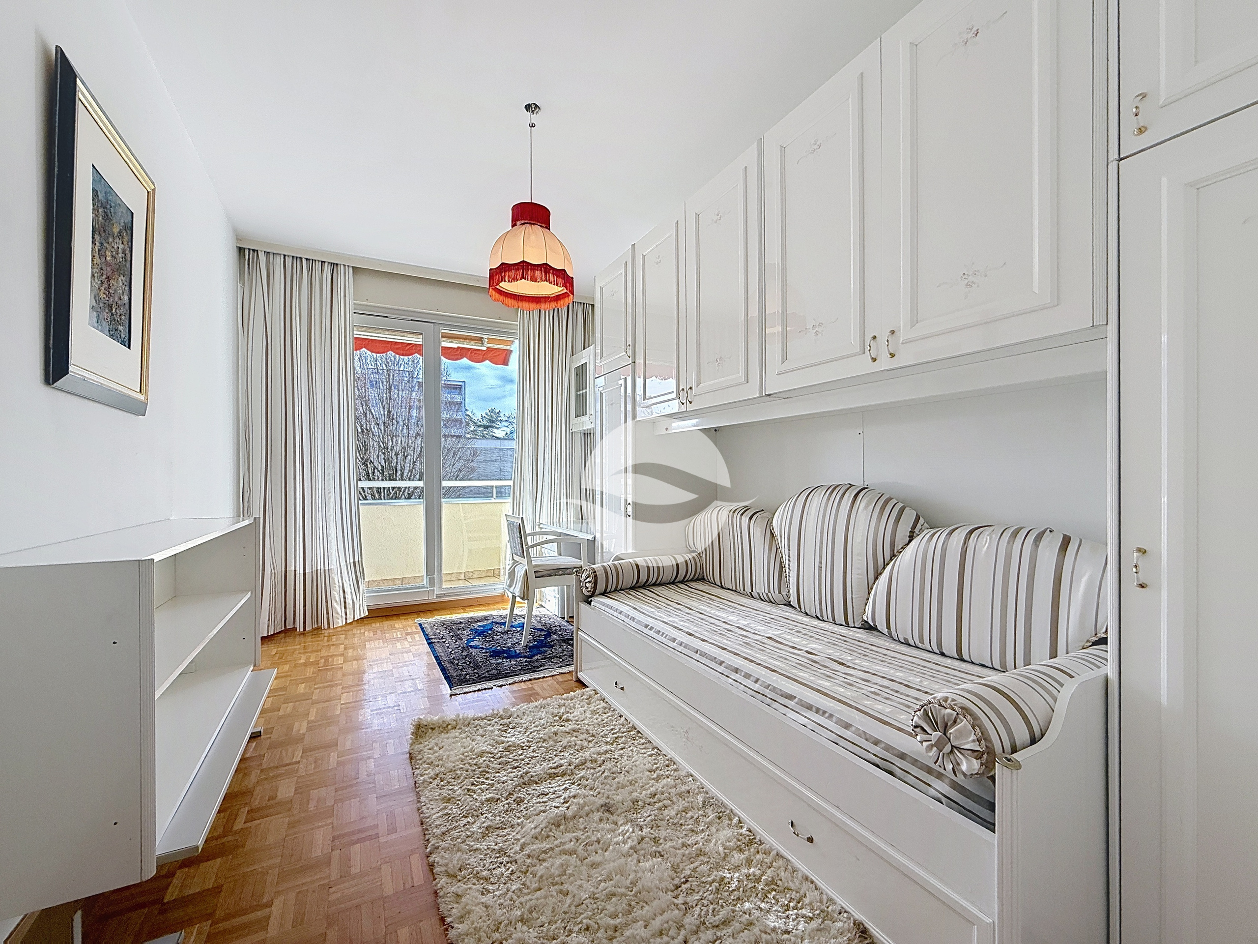 2ème Chambre avec armoire-lit et accès au balcon